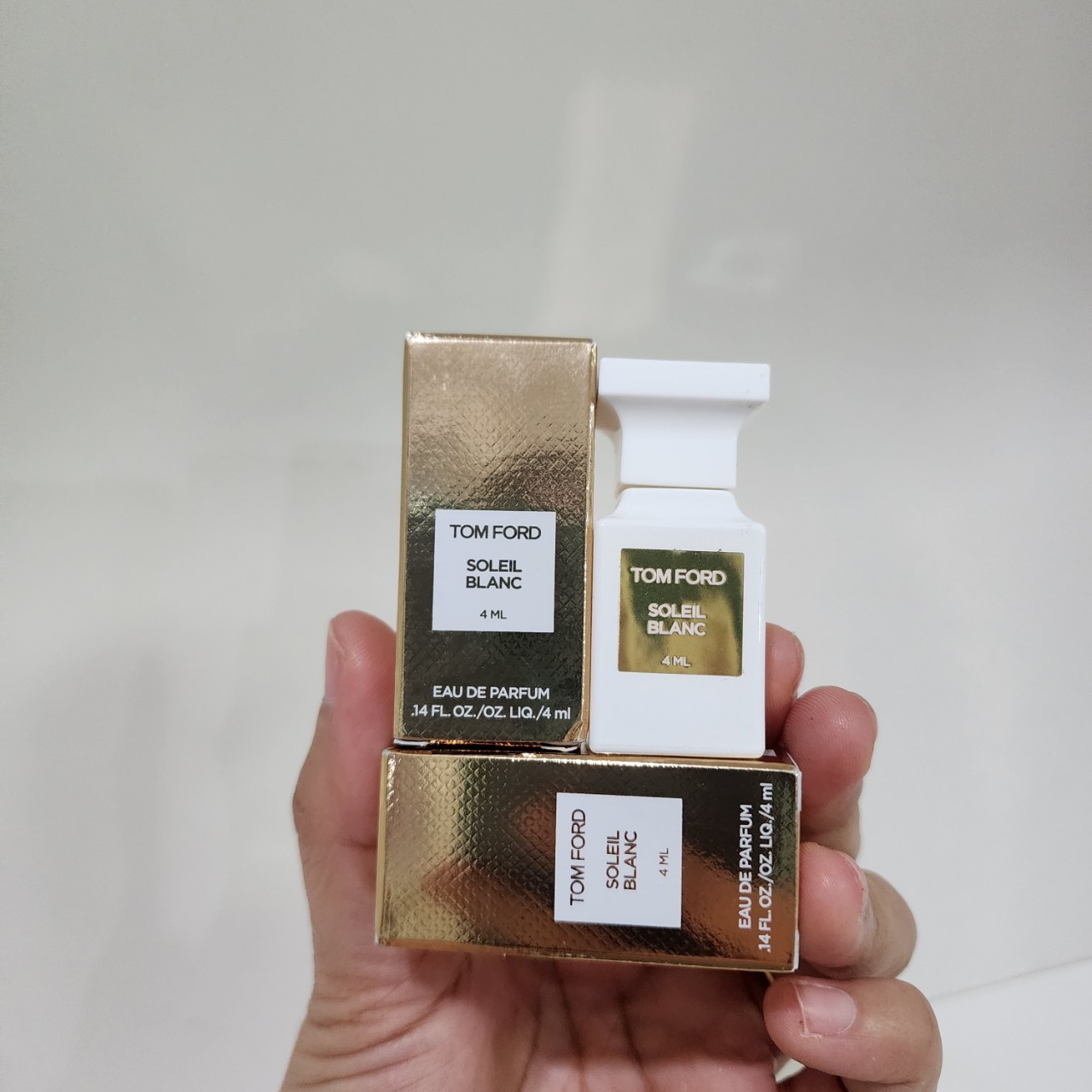 น้ำหอมจิ๋วมินิ Tom Ford Soleil Blanc EDP 4ml แบบแต้มมีกล่อง ( Mini Perfume น้ำหอมขนาดพกพา) น้ำหอมจิ๋วมินิ ขวดน่ารัก ตั้งโชว์ก็สวย พกพาก็สะดวก หัวแต้มตามจุดชีพจร