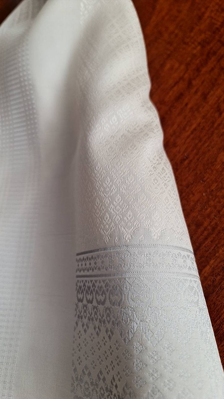 (ผ้าชุด)ไหมยกสุรินทร์ ขนาด 1x4เมตร (ลาย 2เมตร+สีพื้น 2เมตร) เกาะเชิงดิ้นเงิน สีขาวครีม รหัส N10-119-06046819