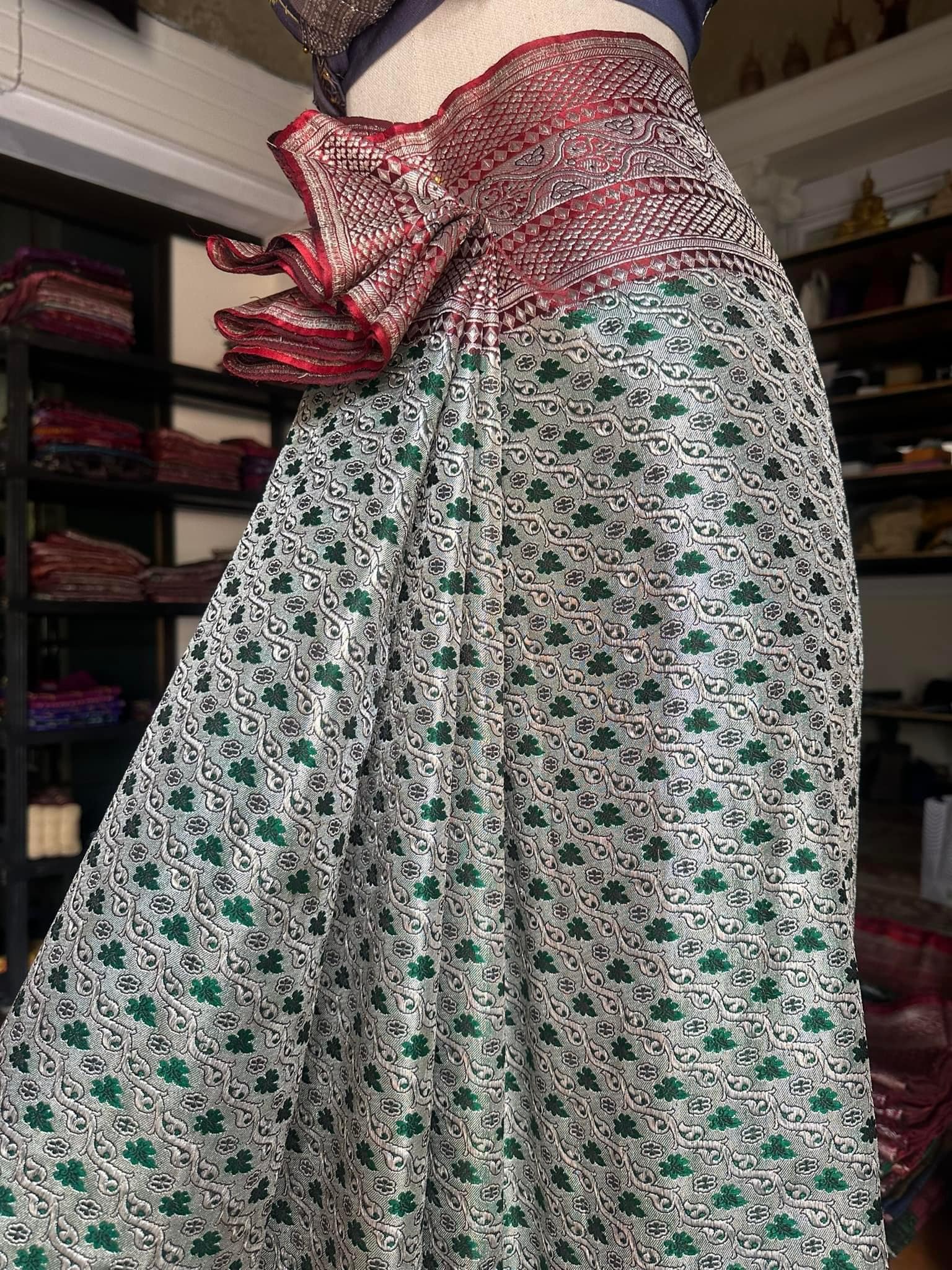 ซิ่น ผ้าปาโตล่ายกเงิน เส้นยืนไหมแท้ ขนาด 110x220ซม สีเขียว สีเทา รหัส N9-SIL0523667