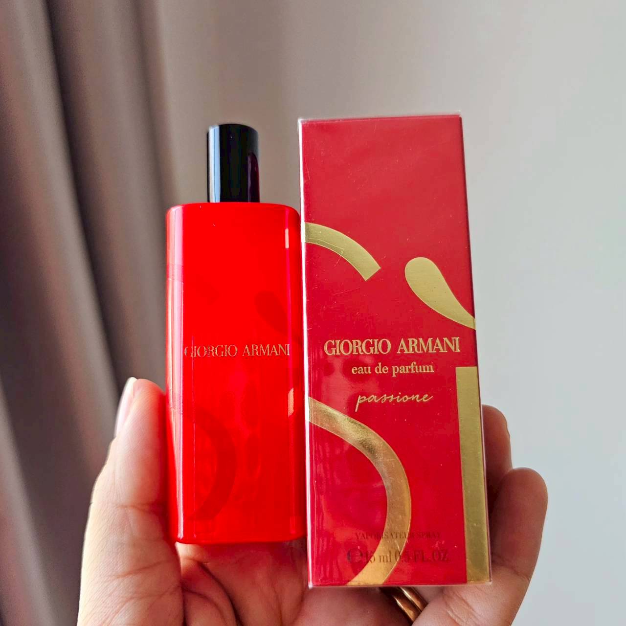 น้ำหอมจิ๋วมินิ Giorgio Armani Si Passione eau de parfum for woman 15ml แบบสเปรย์แพ็คใหม่ 2025 ( Mini Perfume น้ำหอมขนาดพกพา) น้ำหอมจิ๋วมินิแบบทดลองแบบสเปรย์ พกพาก็สะดวกใช้ฉีดตามจุดชีพจร