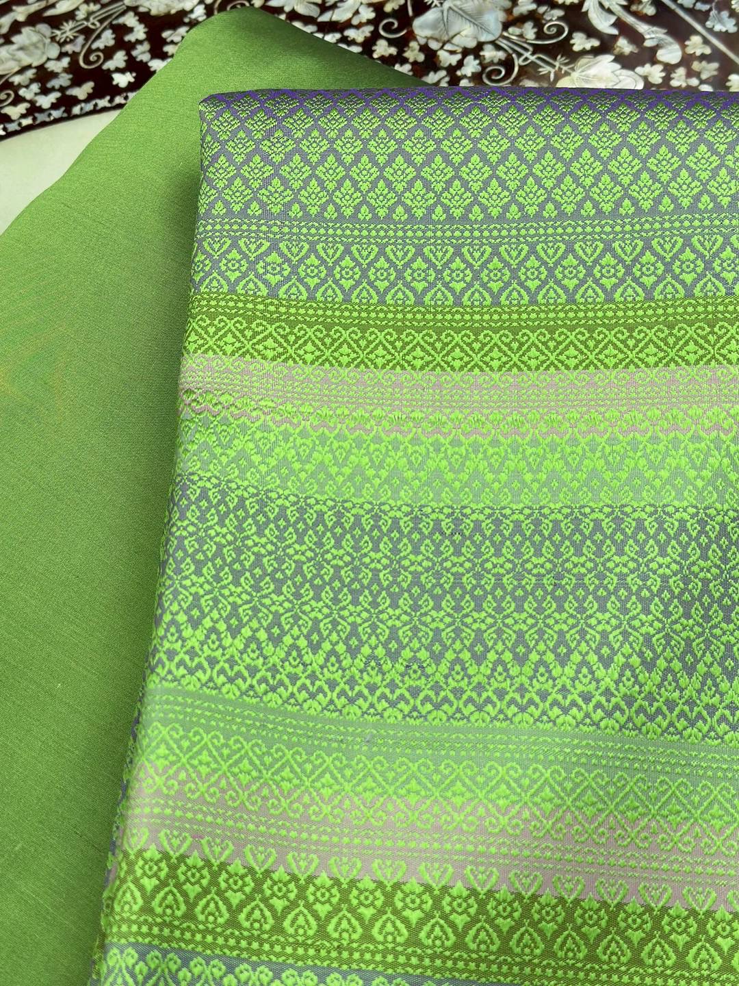 (ผ้าชุด)ไหมยกสุรินทร์ ขนาด 1x4เมตร (ลาย 2เมตร+สีพื้น 2เมตร) สีเขียวก้านมะลิ รหัส N10-ST-0505682