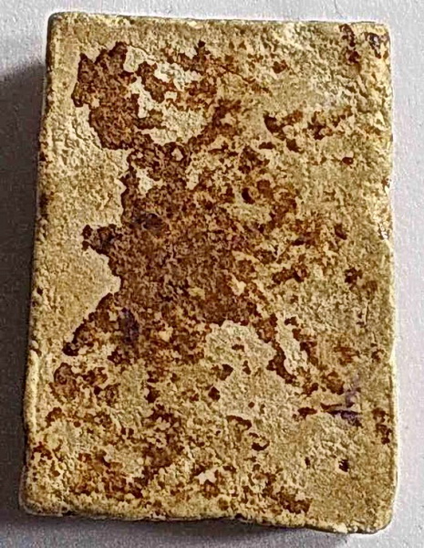 พระผงกรุวัดชนะสงคราม เนื้อผงน้ำมัน ปางอุ้มบาตร ประจำวันพุธ ปี 2491