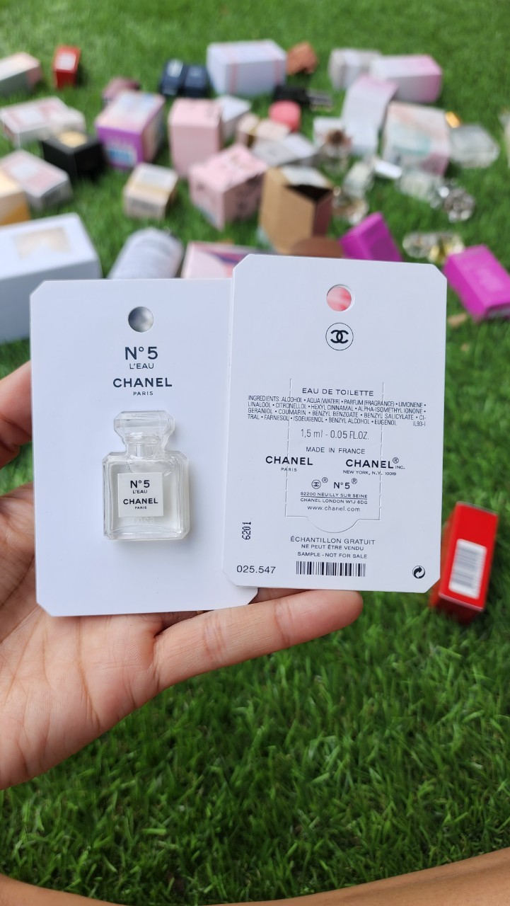 น้ำหอมจิ๋วมินิ Chanel no 5 L'eau Eau De Toilette Spray for women 1.5ml แบบแต้มมีกล่อง ( Mini Perfume น้ำหอมขนาดพกพา) น้ำหอมจิ๋วมินิ ขวดน่ารัก ตั้งโชว์ก็สวย พกพาก็สะดวก หัวแต้มตามจุดชีพจร