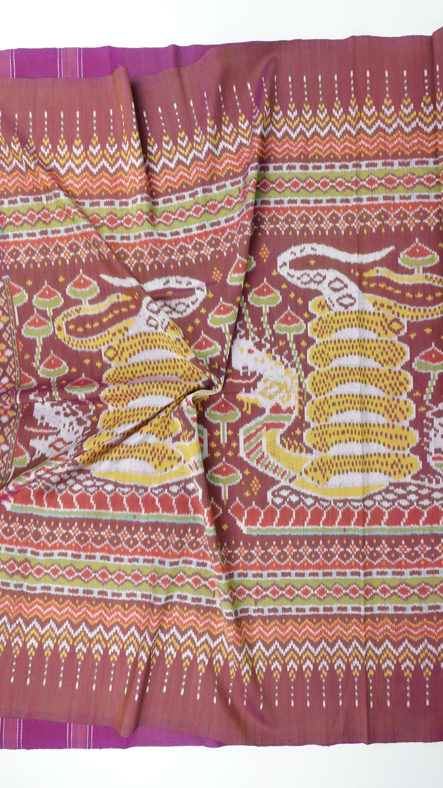 ซิ่น ผ้าไหมมัดหมี่ สีธรรมชาติ 3ตะกอ ทอเหยียบเหาะ มีหน้านาง ชายครุย ขนาด1x2เมตร ลายพญานาค สีน้ำตาลแดง รหัส M3P-33-0224687