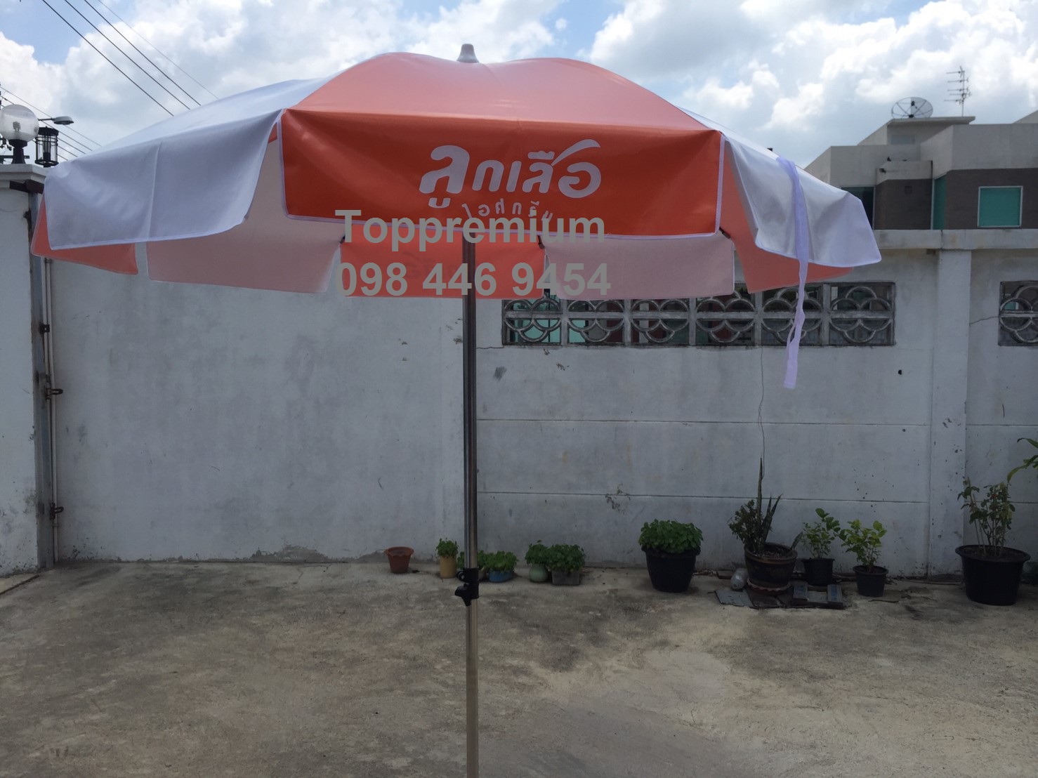 ร่มสนาม ขนาด 36 นิ้ว ทรงกลม แกนโครเมี่ยม ร่มสนามสกรีนโลโก้ราคาถูก