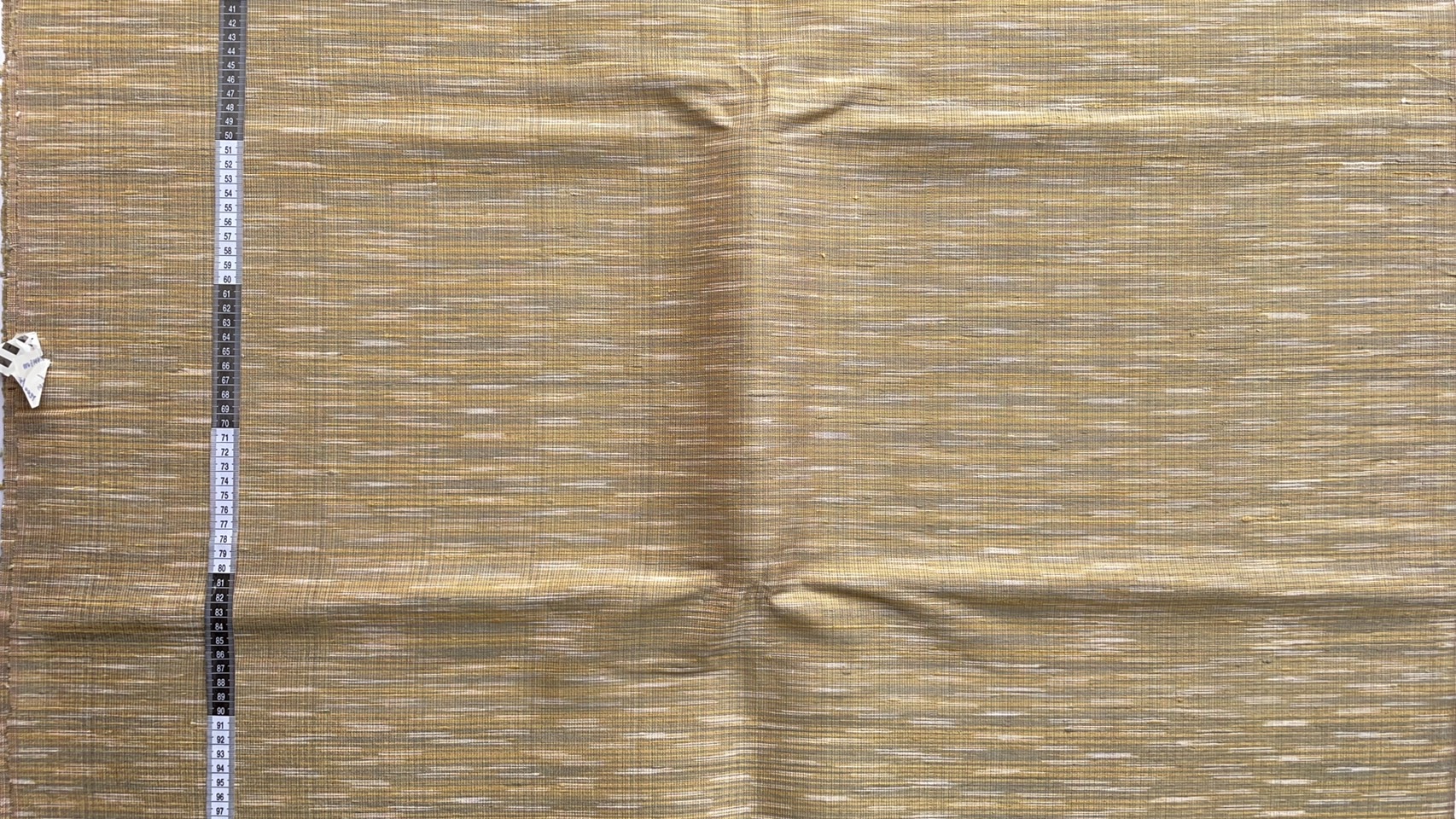 ผ้าไหมลายพิเศษ มัดหมี่เนื้อหนา ไหมแท้ ลายพร่างพรม สีเหลืองเบจอ่อน ตัดขายเป็นเมตร รหัส MMFZ-NY-092568173