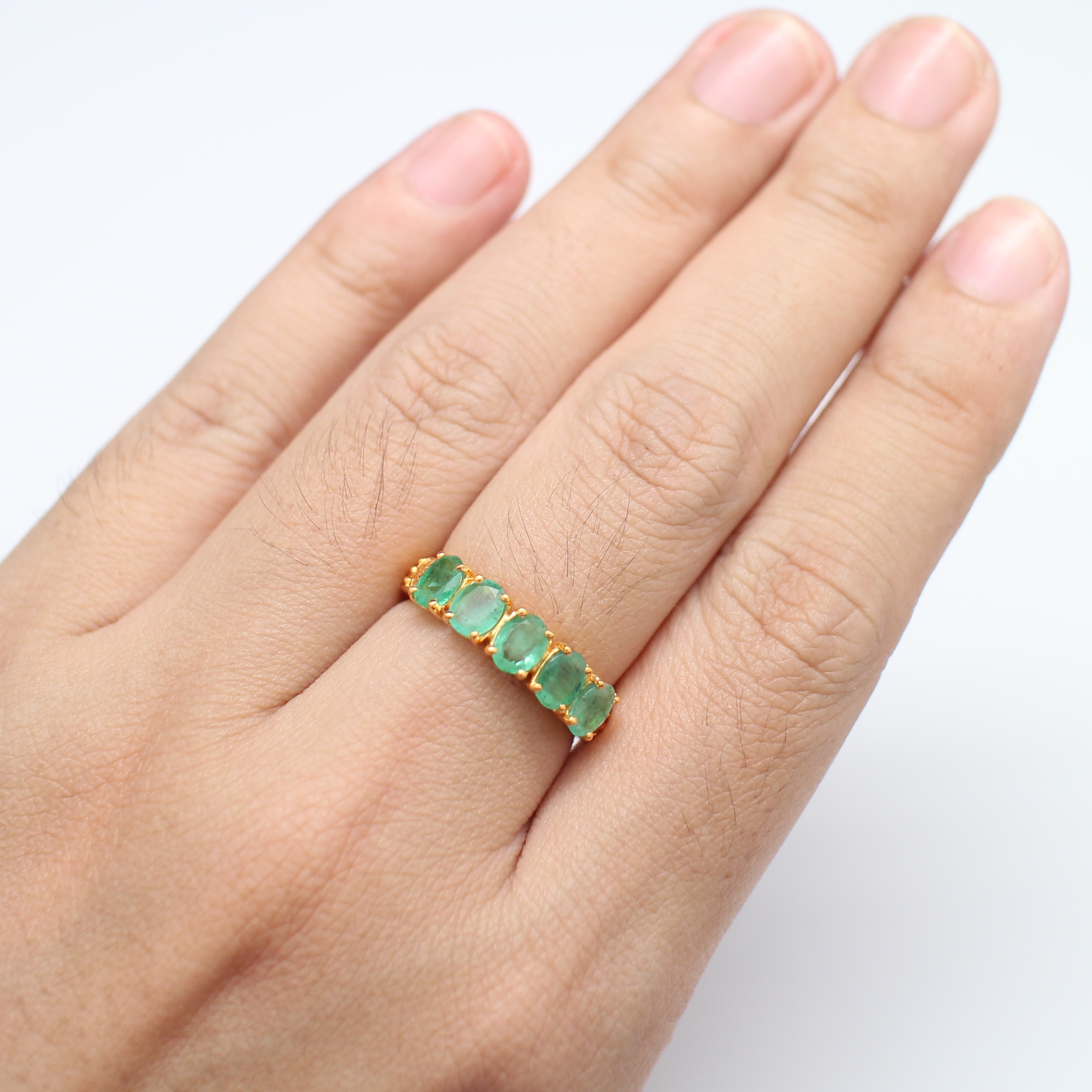 RG250072 แหวนมรกตแถวก้านฉลุลาย ทองแท้ 90% นน.รวม 3.2 กรัม ขนาดแหวน 55