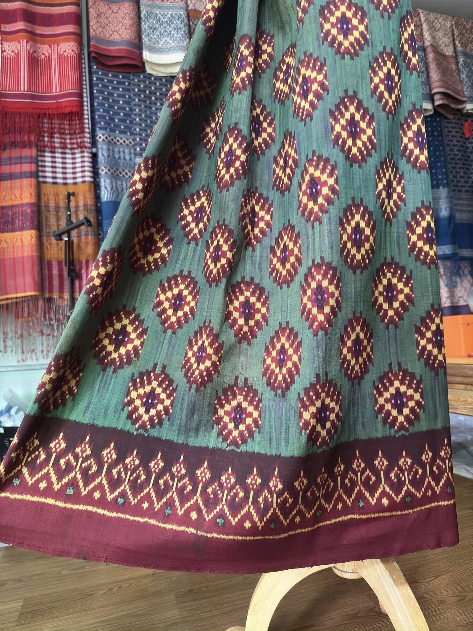 ซิ่น พระตะบอง ผ้าจามทอสามตะกอ ขนาด 115x155ซม พื้นสีน้ำเงินเขียว รหัส N9-SIL-AJ2