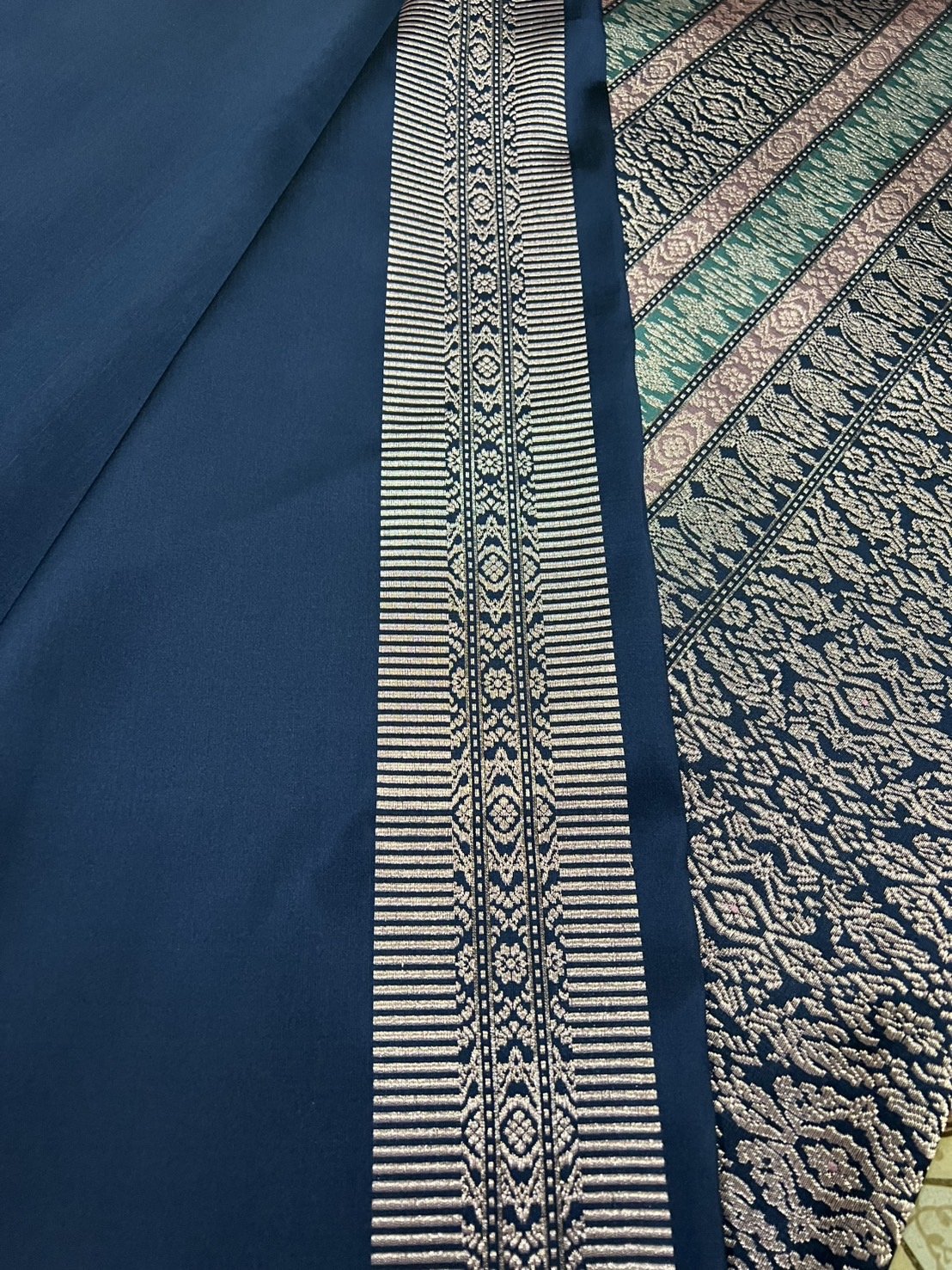 (ผ้าชุด)ผ้าไหมยกดอกลำพูน เกาะเชิงดิ้นโรสโกลด์ ขนาด 1.03x4.34เมตร ลายอินเดีย พื้นสีกรมท่า รหัส N90-29-TR0491