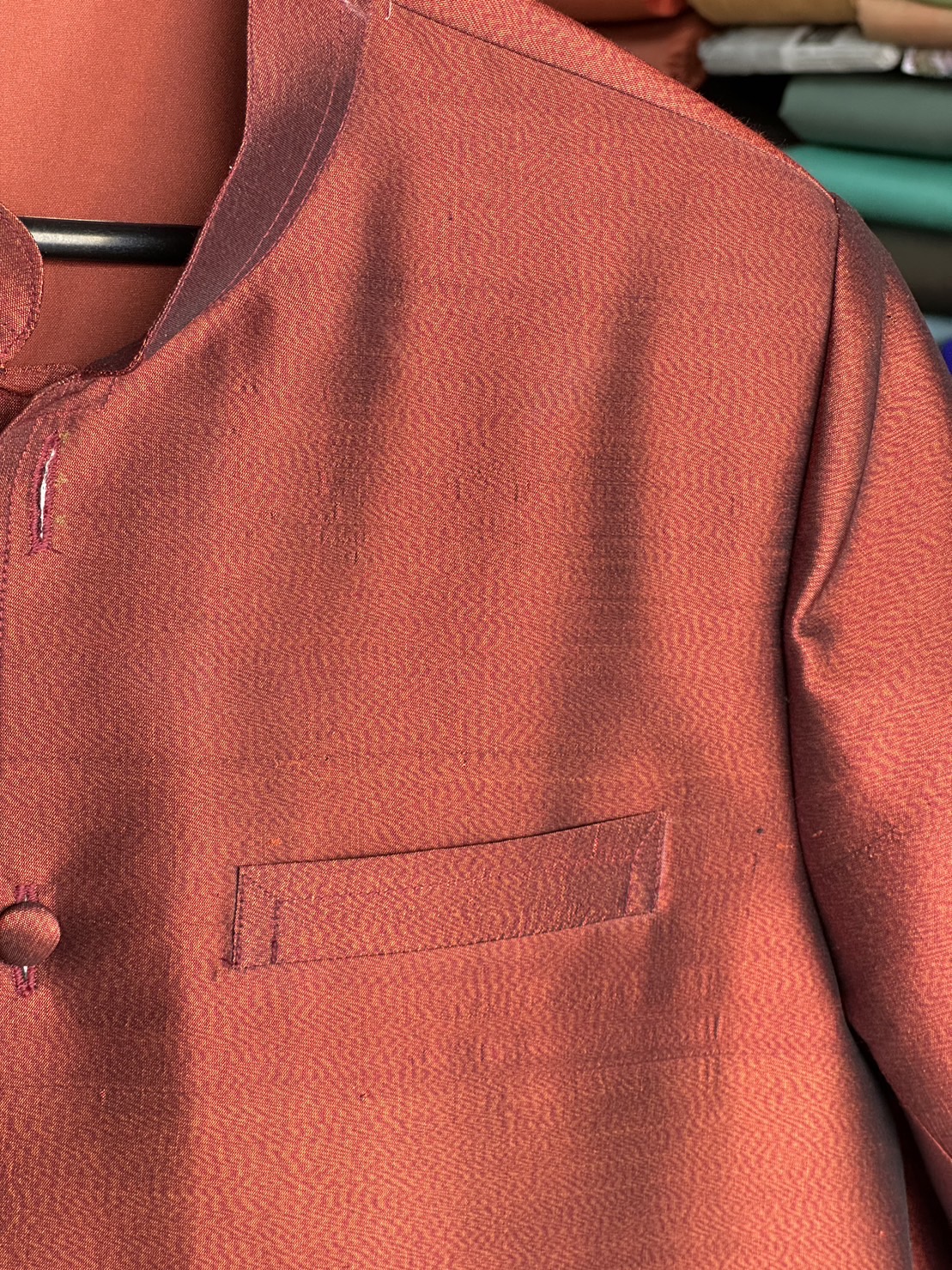 เสื้อสูทไหม แขนสั้น คอพระราชทาน ผ้าไหมหางกระรอก สีน้ำตาลทอง ไซส์ L รอบอก 43นิ้ว รหัส DR-ST0920663