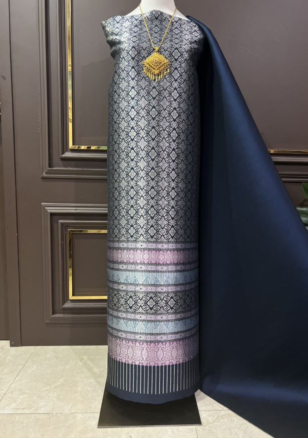 (ผ้าชุด)ผ้าไหมยกดอกลำพูน ดิ้นเงิน ขนาด 1.01x4.40เมตร ลายขวัญนารี พื้นสีกรม รหัส N90-29-TR0539