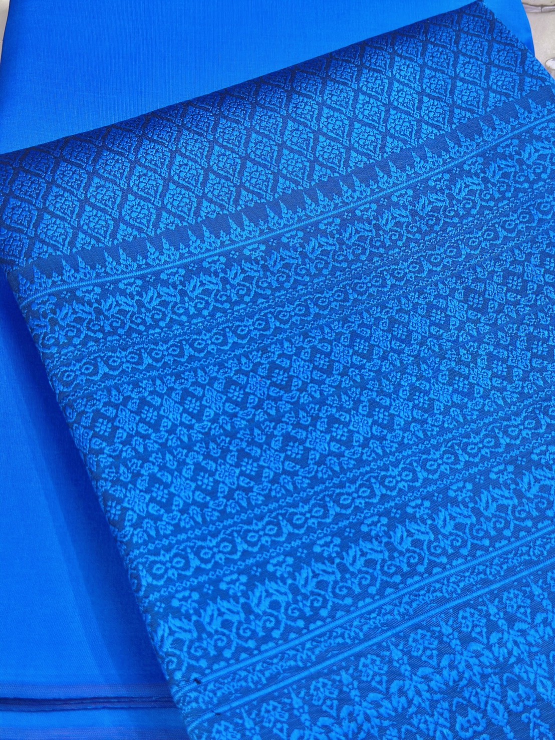 (ผ้าชุด)ไหมยกสุรินทร์ ขนาด 1x4เมตร (ลาย 2เมตร+สีพื้น 2เมตร) สีฟ้าเหลือบน้ำเงิน รหัส N10-ST-0311681