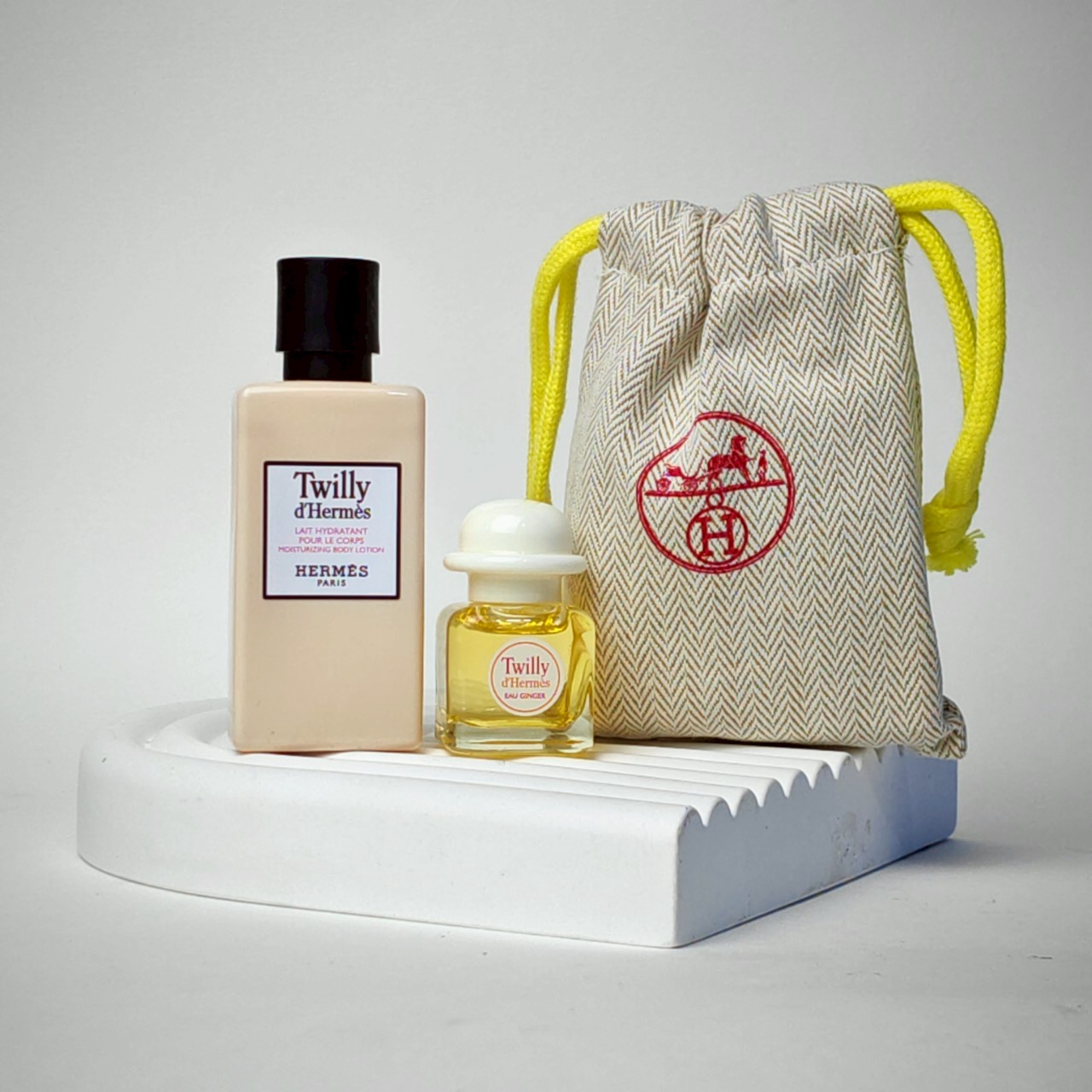 น้ำหอมจิ๋วมินิ Hermes Twilly d'Hermes Ginger EDP Set 7.5ml+Body Lotion 40ml (หัวแต้ม +ถุงผ้า )