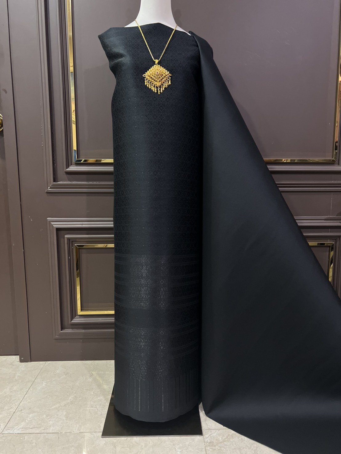 (ผ้าชุด)ผ้าไหมยกดอกลำพูน เกาะเชิงดิ้นดำ ขนาด 1.01x4.43เมตร ลายกาหลง พื้นสีดำ รหัส N90-29-TR0561