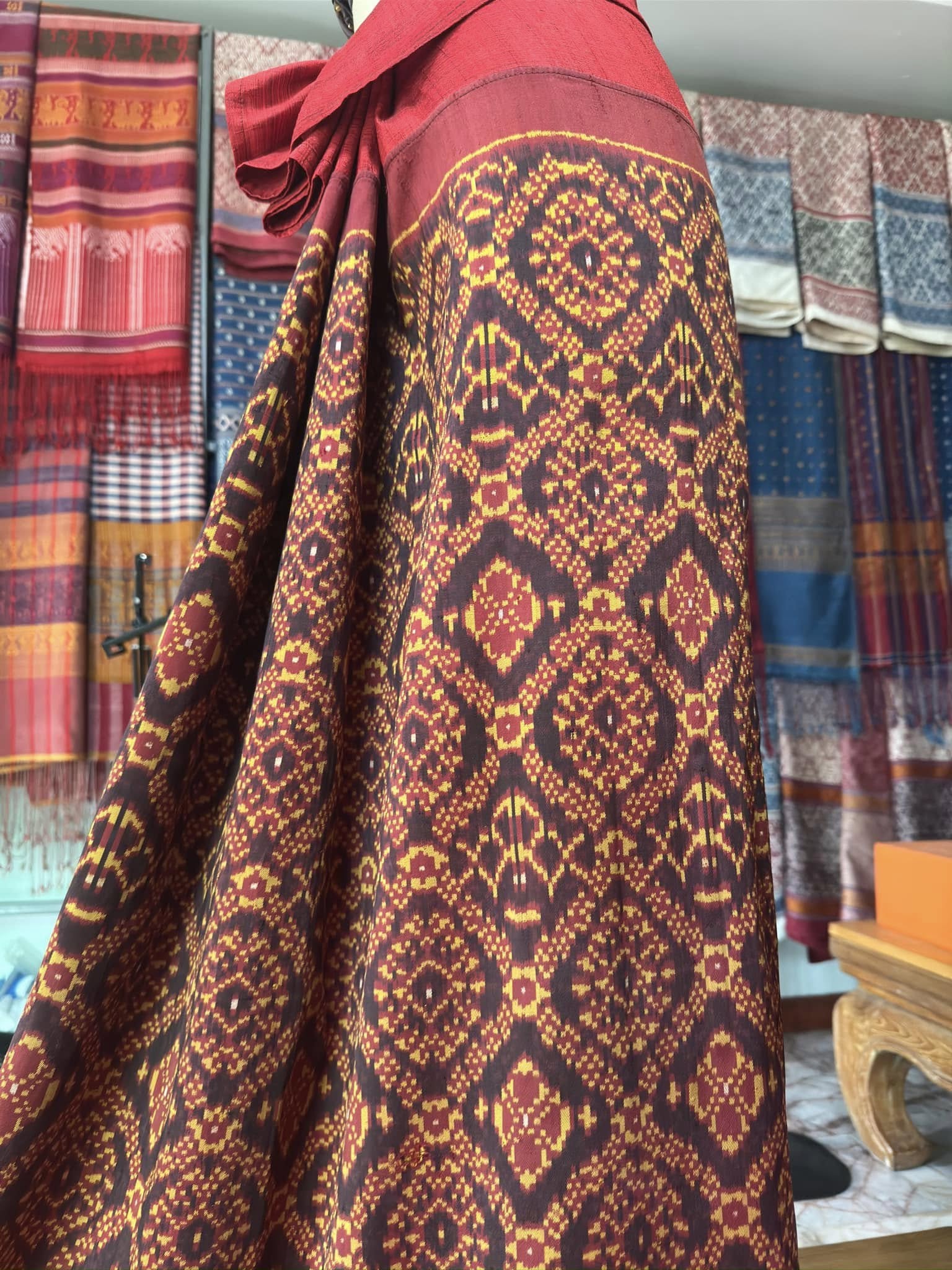 ซิ่น พระตะบอง ผ้าจามทอสามตะกอ ขนาด 115x150ซม พื้นสีแดง รหัส N9-SIL-AJ3