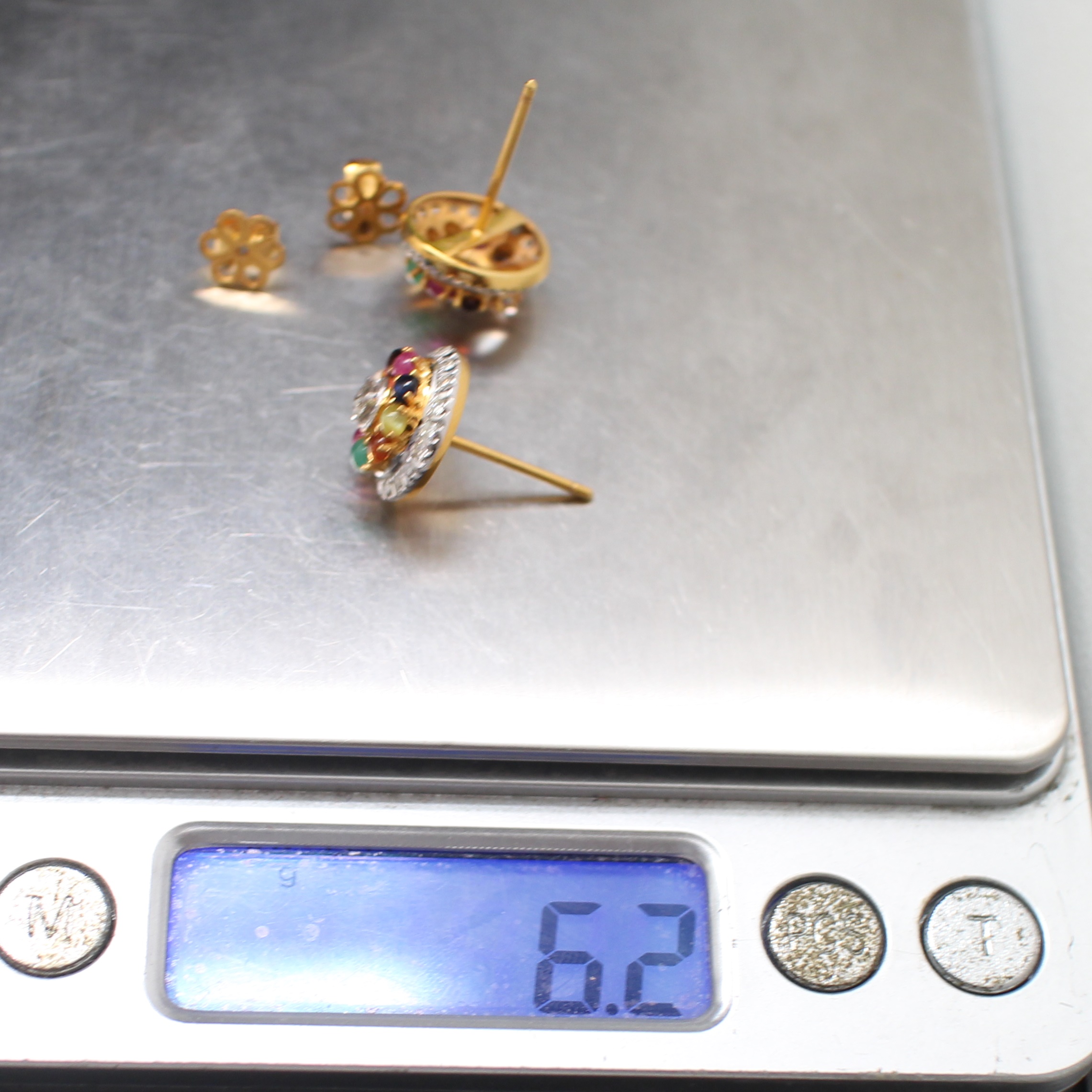 ER25109 ต่างหูนพเก้าล้อมเพชร เพชรแท้ 0.80 กะรัต ทองแท้ 90% นน.รวม 6.2 กรัม