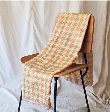 ผ้าไหมสปันซิลเกรด A+ ทอด้วยเครื่องอย่างประณีต หน้ากว้าง 148 ซม. สีส้ม-สีเขียว ตัดขายเป็นหลา รหัส CISP-CT-103144