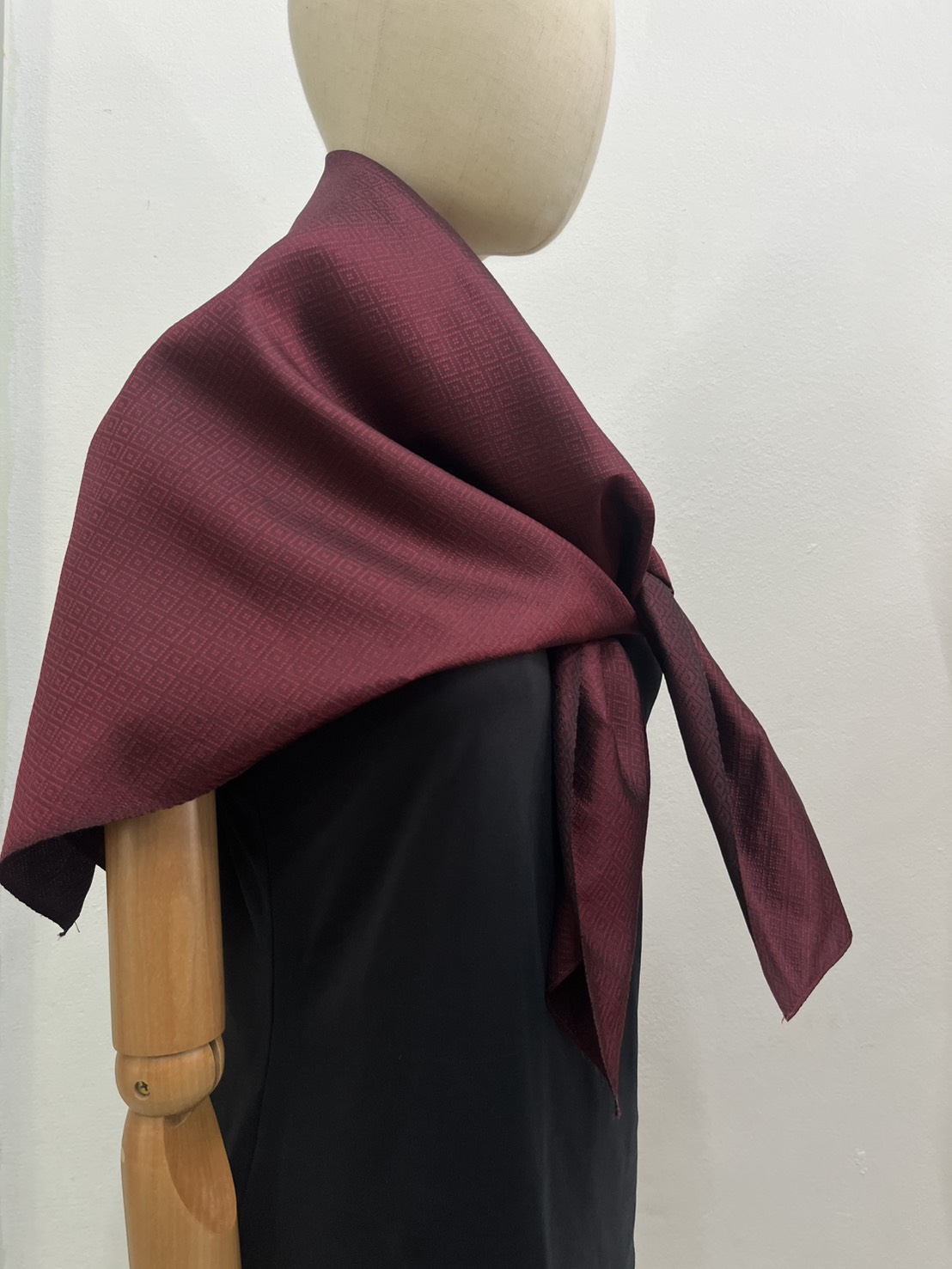 สั่งตัด ผ้าคลุมไหล่ ผ้าไหม สีพื้น เนื้อยกดอก ขนาด90x100ซม. | เลือกสีและลายผ้าได้ รหัส CUT-112668