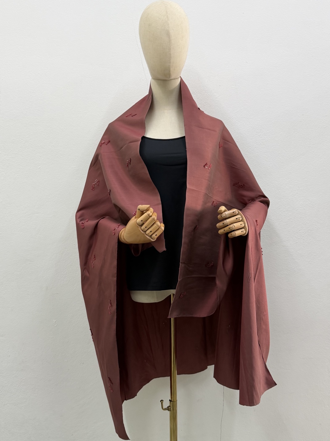 ผ้าพันคอ ลายแฟนซี ไหมแท้ แต่งลายโบว์ สีแดงอมชมพู ขนาด1เมตรx1.45เมตร รหัส MC-CT-ME-0825681