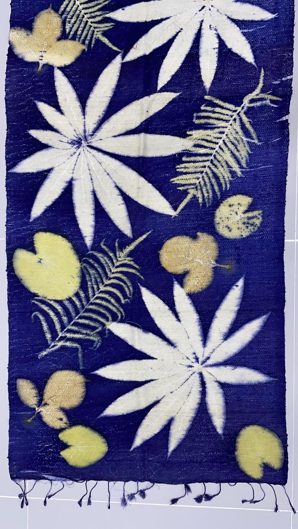 ผ้าคลุมไหล่ผ้าไหม Eco print เนื้อยกดอก มีชายครุย ขนาด 60x180ซม. สีน้ำเงิน รหัส ECO-82-1114686