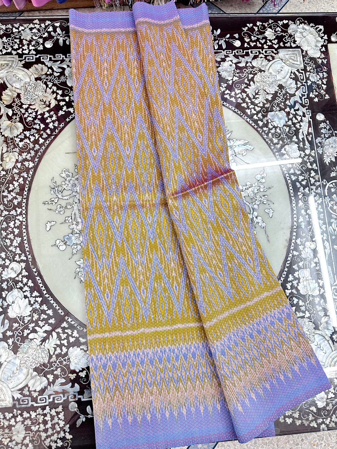 (ผ้าชุด)ผ้าไหมมัดหมี่ ยกดอกลูกแก้ว (ผ้าลาย 2เมตร+สีพื้น 2เมตร) เฉดสีเหลืองทองคราม รหัส L8A-ST-0111681503