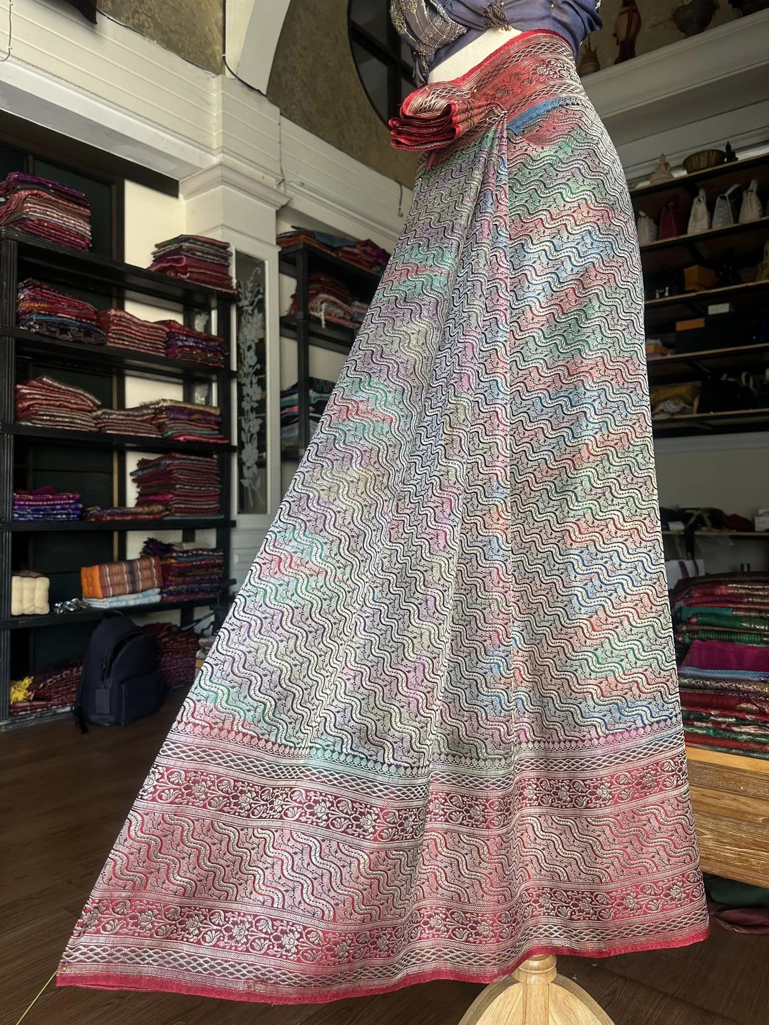 ซิ่น ผ้าปาโตล่ายกเงิน เส้นยืนไหมแท้ ขนาด 113x220ซม พื้นสีแดง รหัส N9-SIL0523666