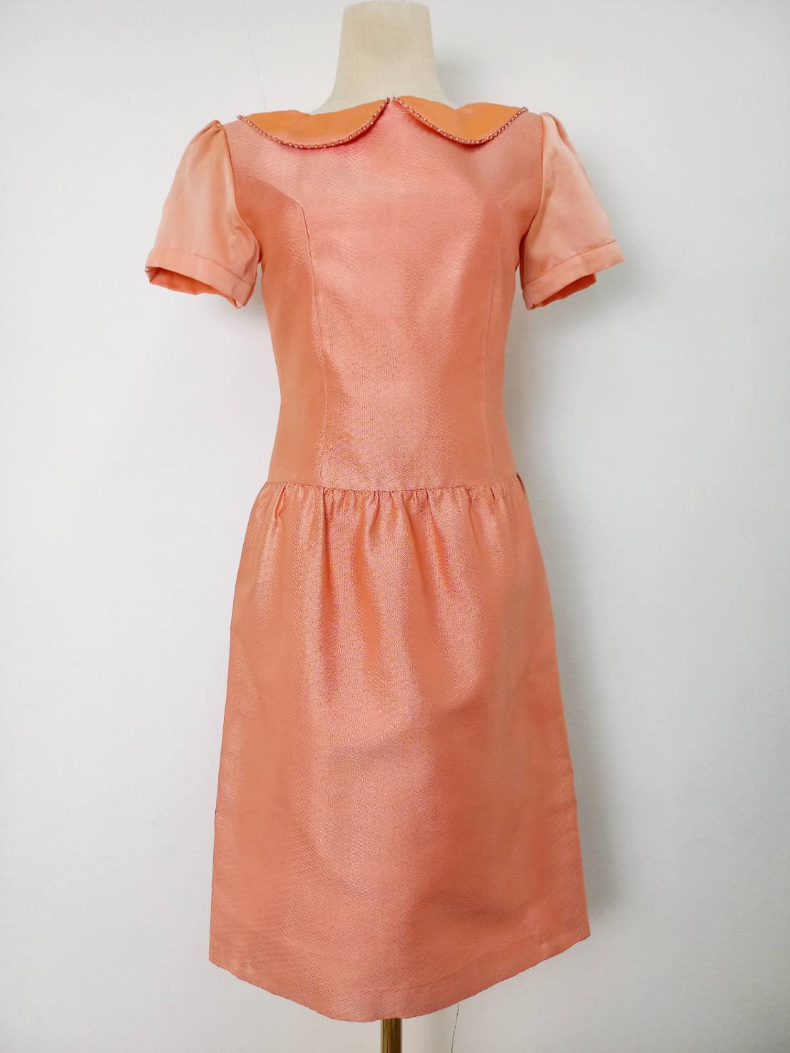 แบบตัดชุด ชุดเดรสผ้าไหม ปักลูกปัดที่คอ (ไม่รวมผ้า) รหัส CUT-ST-0320681039