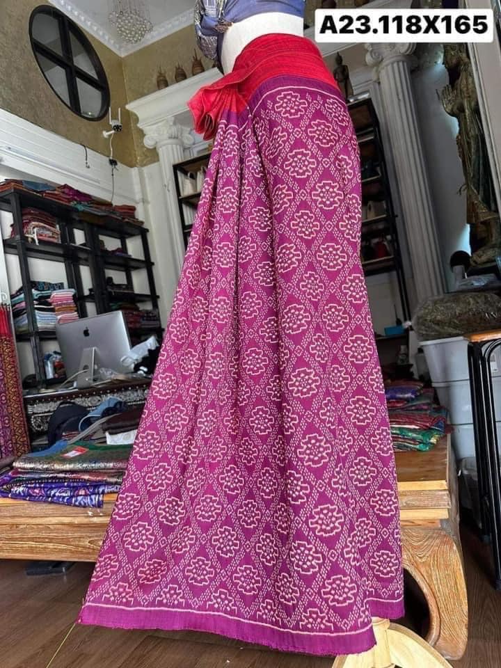 ซิ่น พระตะบอง ไหมบ้านสาวมือ สีธรรมชาติ ขนาด 118x165ซม สีม่วง รหัส N9-SIL-A23