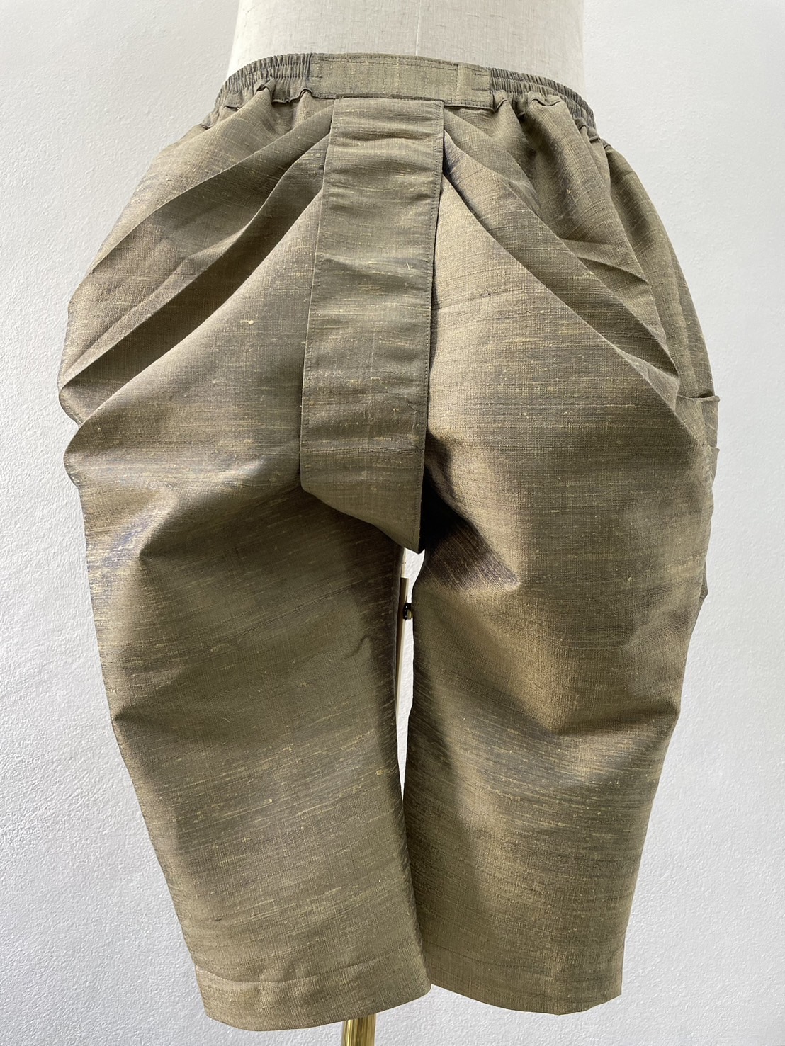 สั่งตัดเย็บ โจงกระเบน เอวยางยืด ติดตะขอ มีซิปซ่อนหลังทบหน้าผ้าโจง ทรงตามแบบ (ไม่รวมผ้า) รหัส CUT-JHN-0730671