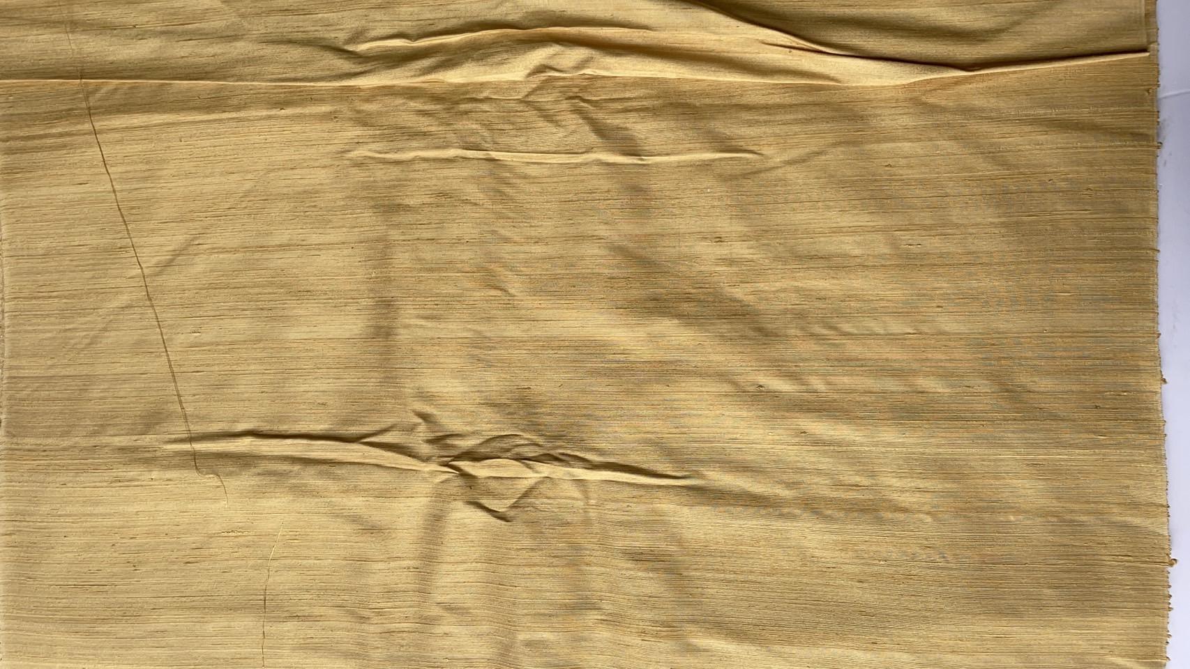 ผ้าไหมสีพื้น ไหมลืบเนื้อหยาบหนา ไหมแท้มีขี้ไหม สีเหลือง (ราคาต่อเมตร) รหัส D-76-P4123