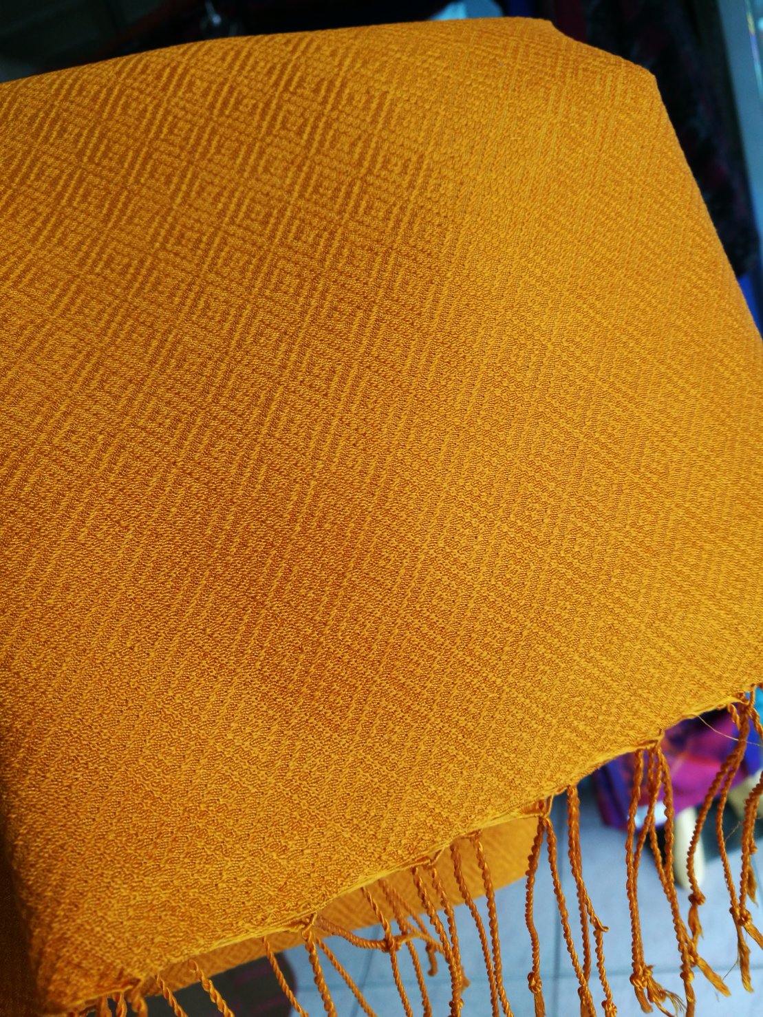 ผ้าคลุมไหล่ผ้าไหม+พร้อมกล่อง สำหรับพระสงฆ์ ไหมแท้ ทอยอกดอก ลูกแก้ว ขนาด 60x200ซม. (รวมครุย) สีเหลืองราช รหัส ZYB-NY0516661