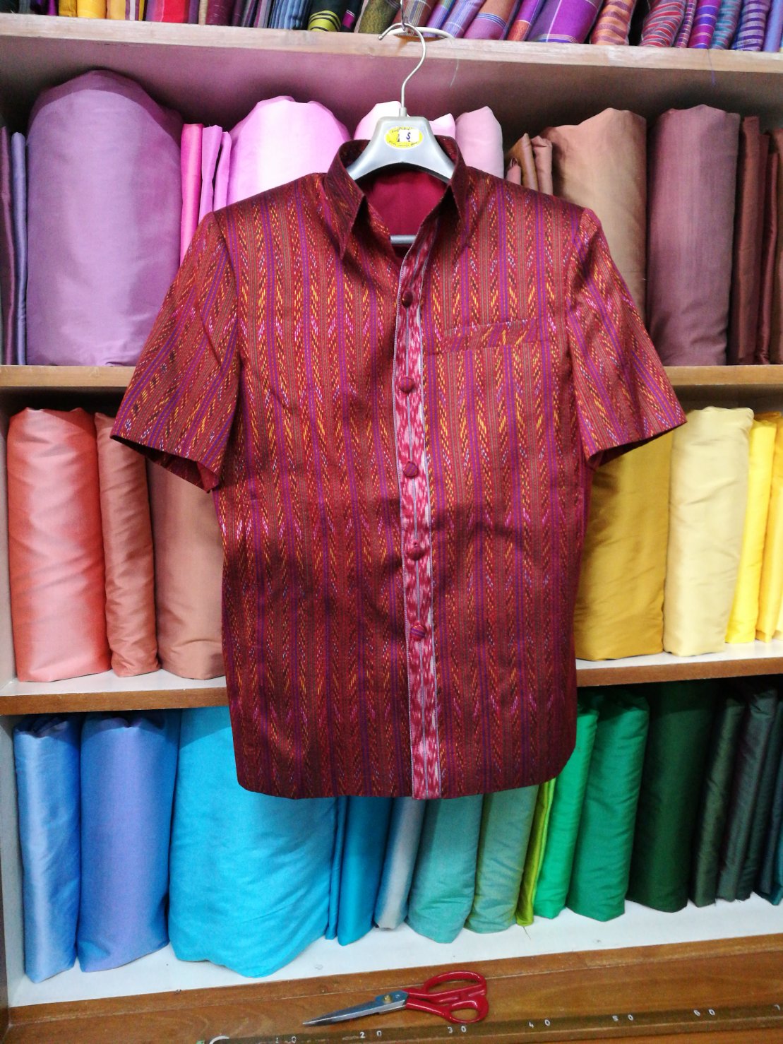 เสื้อผ้าไหมลายโฮล พื้นสีแดง Size S อก41 ทรง DR-NY0301661