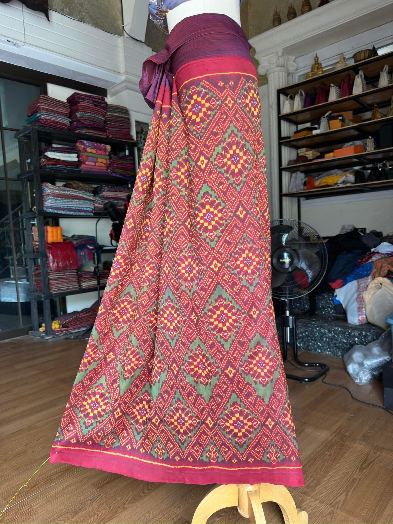 ซิ่น ไหมมัดหมี่รุ่นพิเศษ งานทอ 3ตะกอ ขนาด 115x165ซม สีม่วง รหัส N9-SIL-JA4