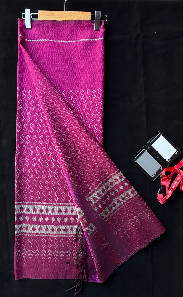 ซิ่น ผ้าไหมมัดหมี่ ทอยกดอก 6ตะกอ ขนาด 1x2 เมตร ลายขอพระราชทาน สีชมพู รหัส PCS-NY-1122689