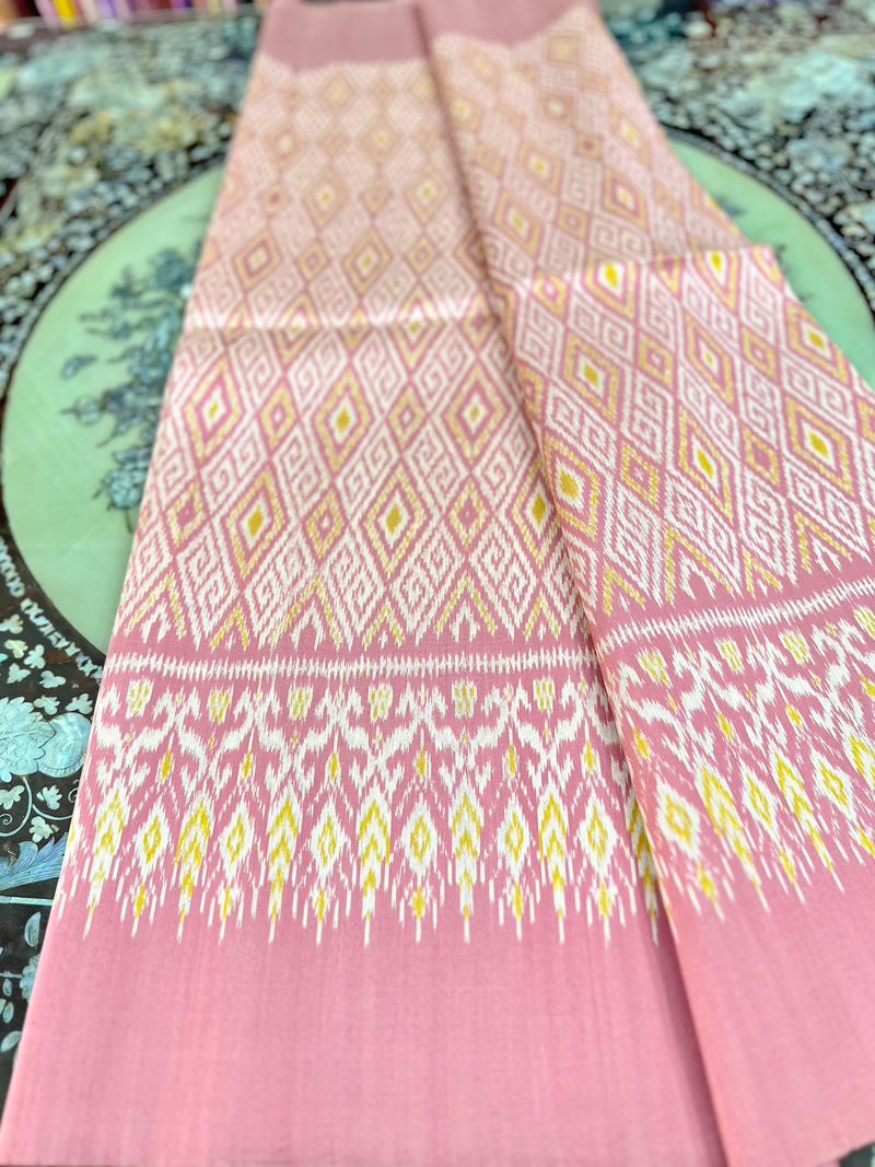 (ผ้าชุด)ไหมมัดหมี่ สองตะกอ ไหมแท้ (ผ้าลาย2หลา+สีพื้น2หลา) สีชมพู รหัส M2B-ST-032068