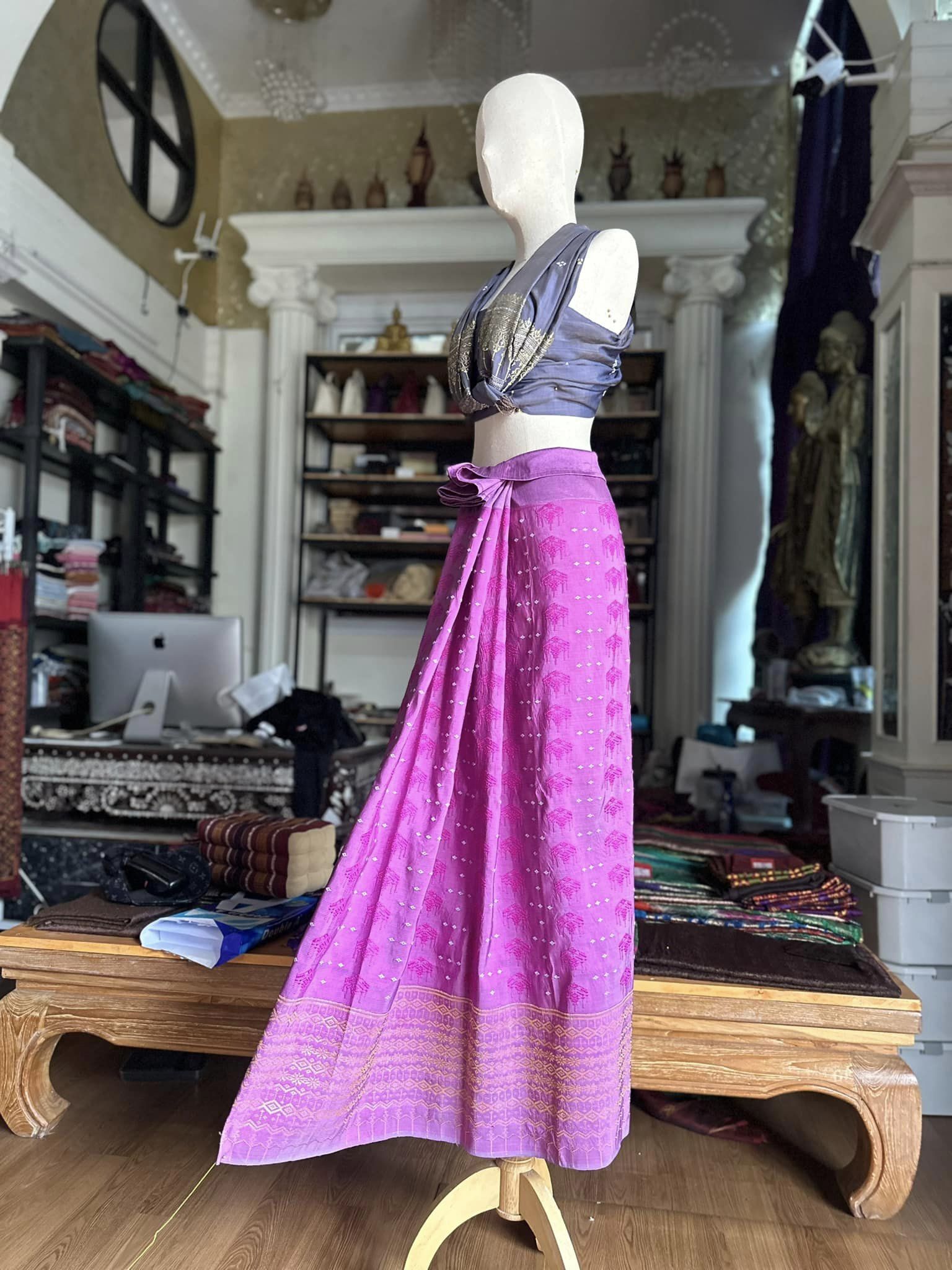ซิ่น ผ้าซิ่นอัญญานาง ไหมบ้านทอมือ สีธรรมชาติ ขนาด 113x190ซม ลายบัวสวรรค์ พื้นสีชมพู รหัส N9-SIL0530664
