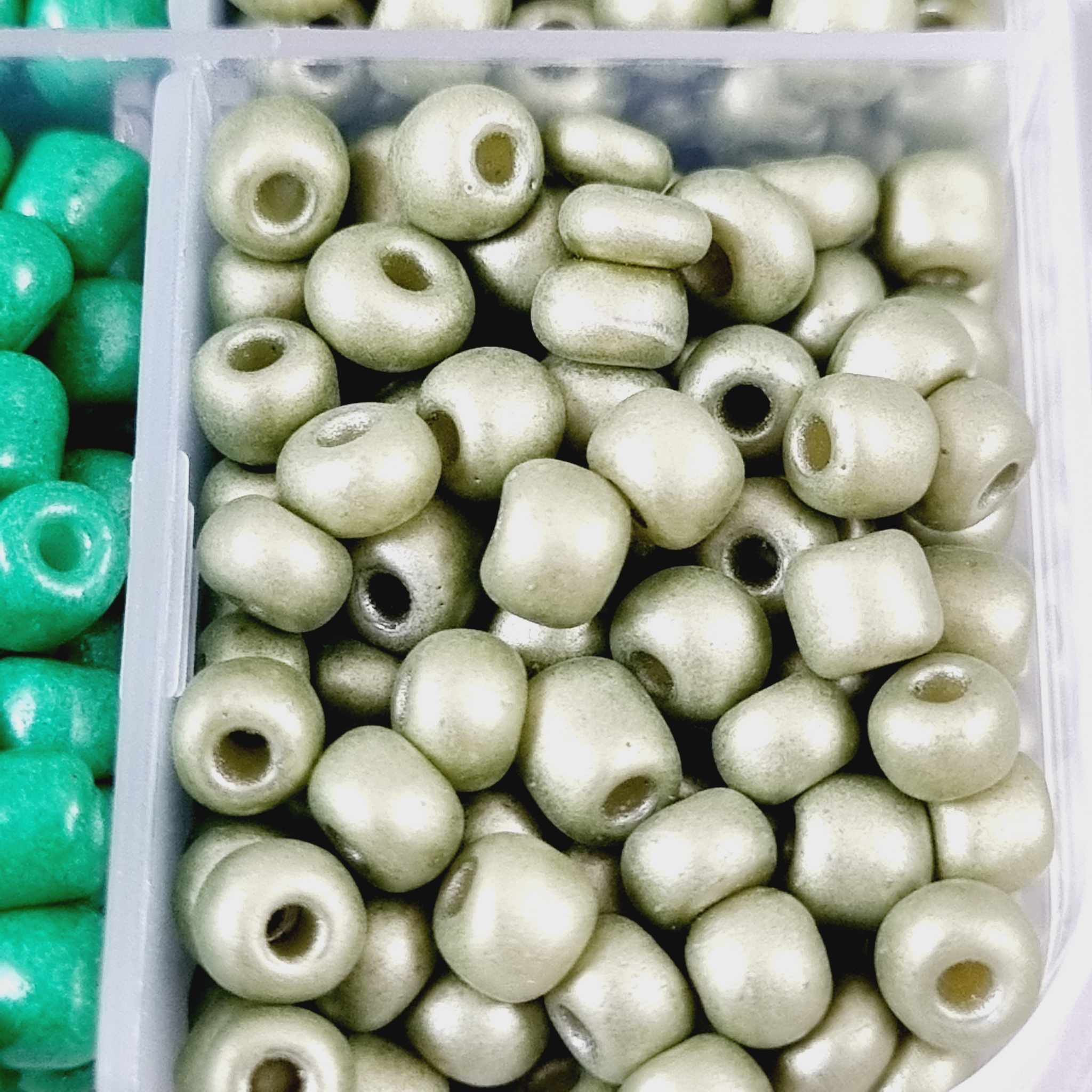 ลูกปัด Glass Beads 2-4มิลลิเมตร เม็ดทราย ลูกปัดแก้วมุก ใส ด้าน DIY สร้อยคอ สร้อยข้อมือ เครื่องประดับ ประมาณ กล่องละ +- 2000ชิ้น โทนเขียว