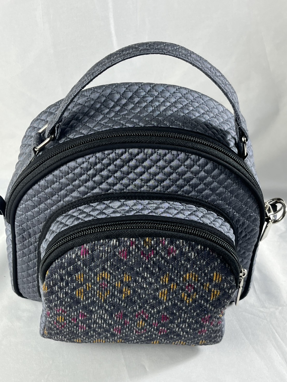 กระเป๋าผ้าไหม ทรงมินิ ขนาด 14x23x22ซม.ความสูงหูจับ 8 ซม. สีเทา รหัส GLA-ME-07106816