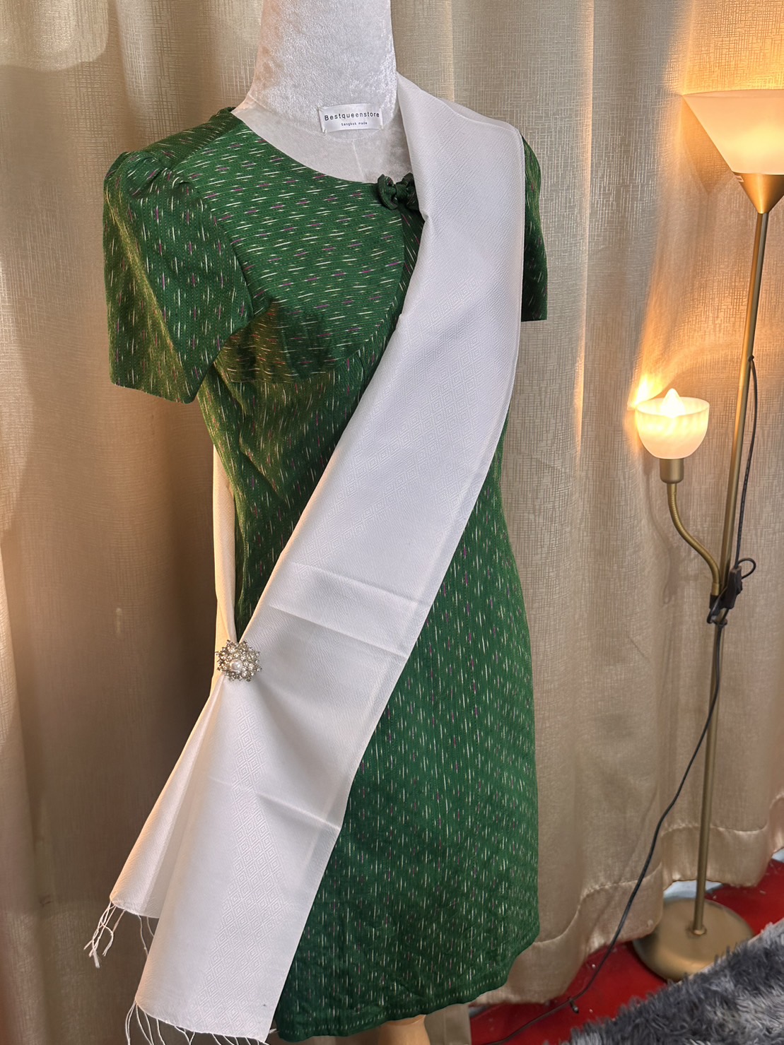 ผ้าพาดไหล่ ผ้าสไบนางรำ ยกดอก 6ตะกอ ขนาด 30x200ซม. พื้นสีขาว LW4A-JY1025661