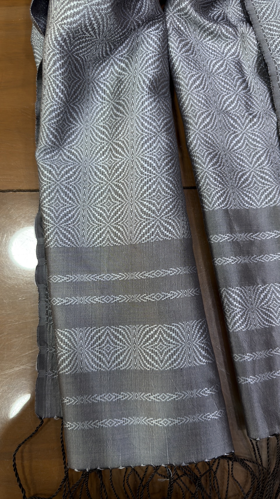 ผ้าคลุมไหล่ผ้าไหม ไหมแท้ ยกดอกลีลาวดี เนื้อละเอียด ขนาด 63x200ซม. สีเทา รหัส ZYG-AA-111868172