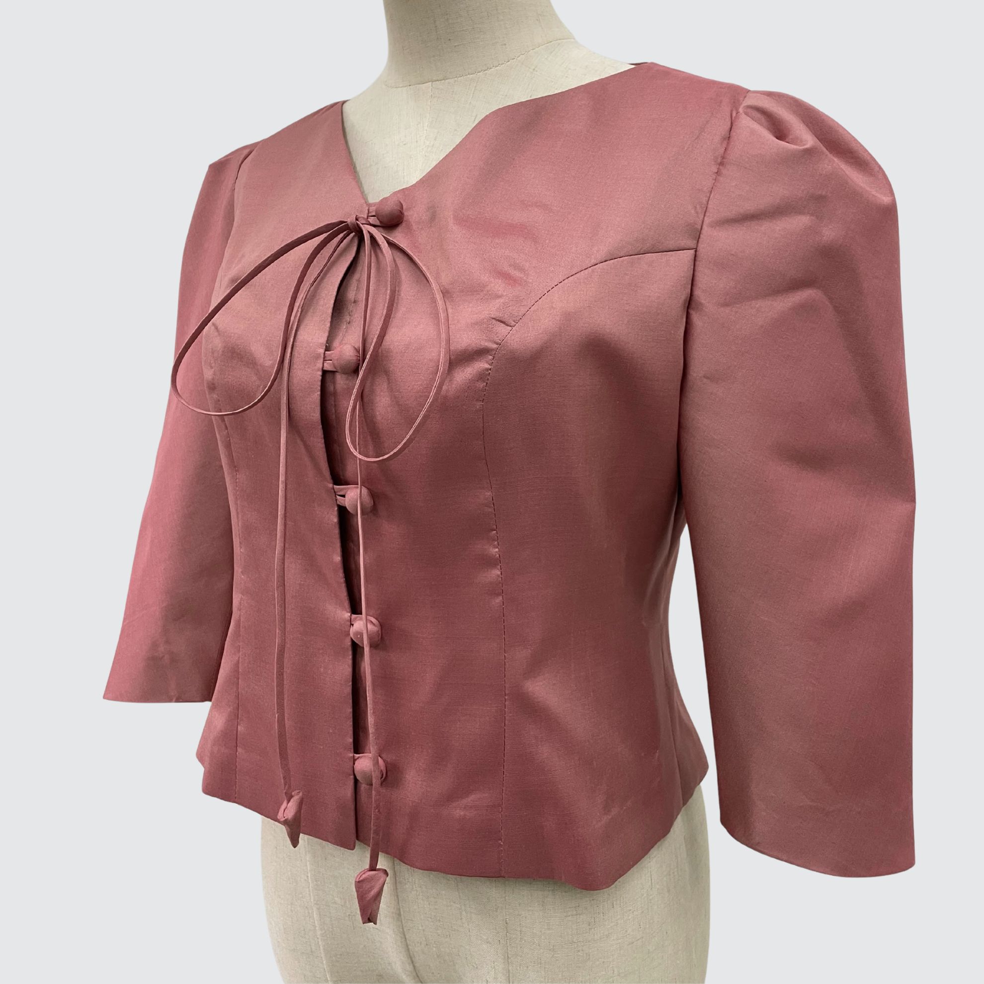 เสื้อแขนสามส่วน ตัดเย็บจากไหมสีพื้นเนื้อเรียบ ไหมแท้ 100% | ตัดเย็บตามรูปร่าง | เลือกผ้า ส่งไซส์ได้