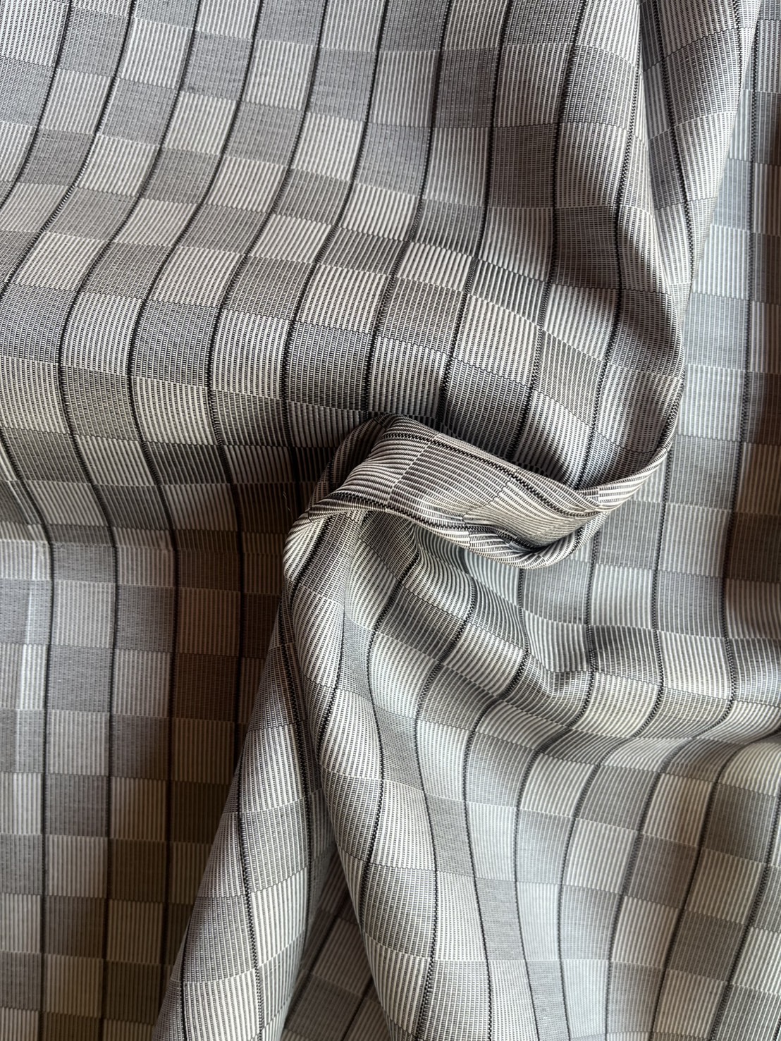 ผ้าไหมลายเกล็ดเต่า ไหมแท้ สีเทาริมขอบดำ ขายตามความยาวหลา รหัส R1D-76-01296811