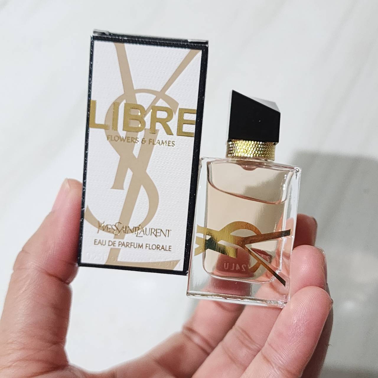 น้ำหอมจิ๋วมินิ YSL Libre Flowers & Flames EDP 7.5mlแบบแต้มมีกล่อง ( Mini Perfume น้ำหอมขนาดพกพา) น้ำหอมจิ๋วมินิ ขวดน่ารัก ตั้งโชว์ก็สวย พกพาก็สะดวก หัวแต้มตามจุดชีพจร