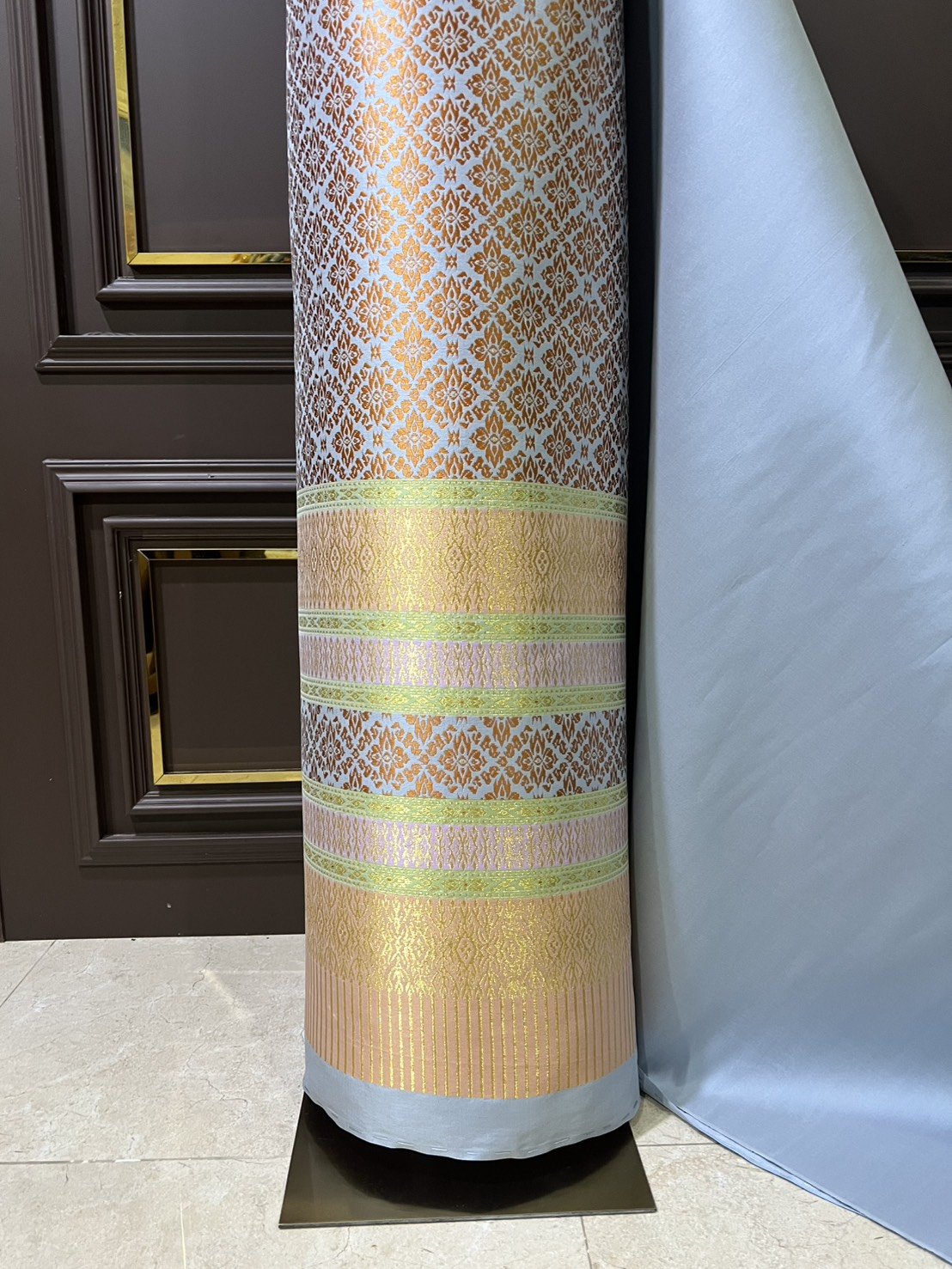 (ผ้าชุด)ผ้าไหมยกดอกลำพูน ยกดอกดิ้นเงิน ขนาด 1.03x4.40เมตร ลายพลับพลึงขอบสังเวียน พื้นสีม่วง รหัส N90-29-TR0437