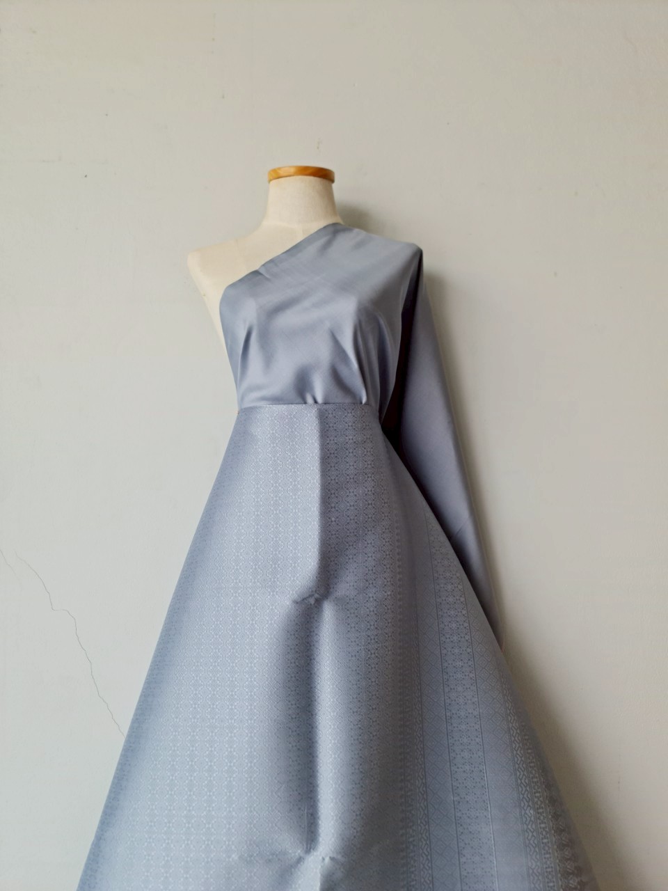 (ผ้าชุด)ไหมยกสุรินทร์ ขนาด 1x4เมตร (ลาย 2เมตร+สีพื้น 2เมตร) สีเทา รหัส N10-119-06046815