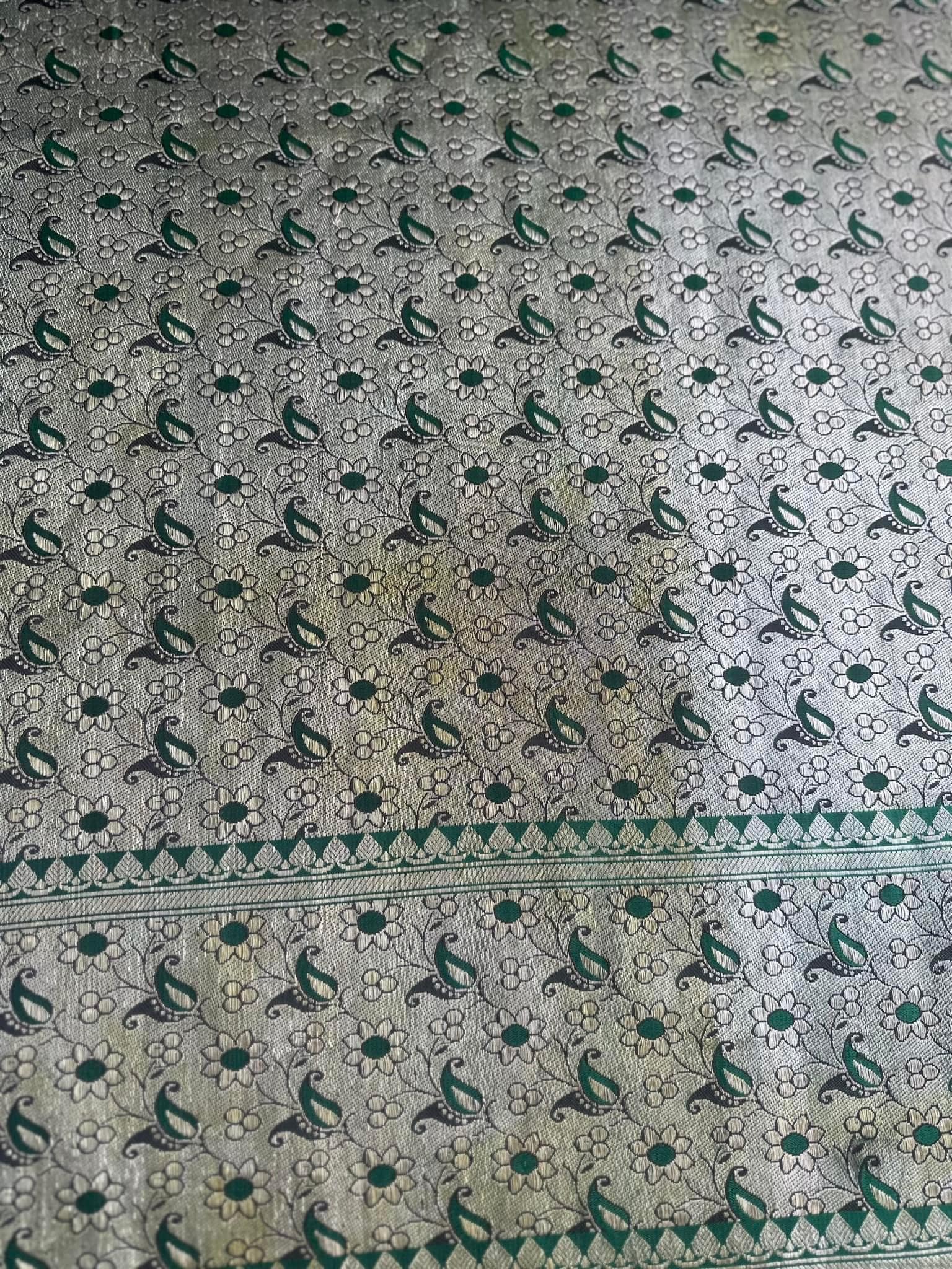 ซิ่น ผ้าปาโตล่ายกเงิน เส้นยืนไหมแท้ ขนาด 113x210ซม มีหน้านาง พื้นสีเขียว รหัส N9-SIL0526661