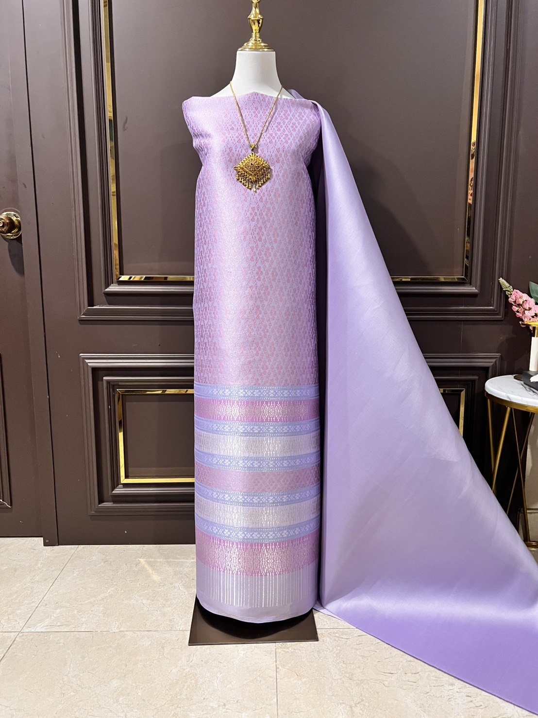 (ผ้าชุด)ผ้าไหมยกดอกลำพูน เกาะเชิงดิ้นเงิน ขนาด 1.02x4.40เมตร ลายช่อฟ้า พื้นสีชมพูกะปิ รหัส N90-29-TR0475