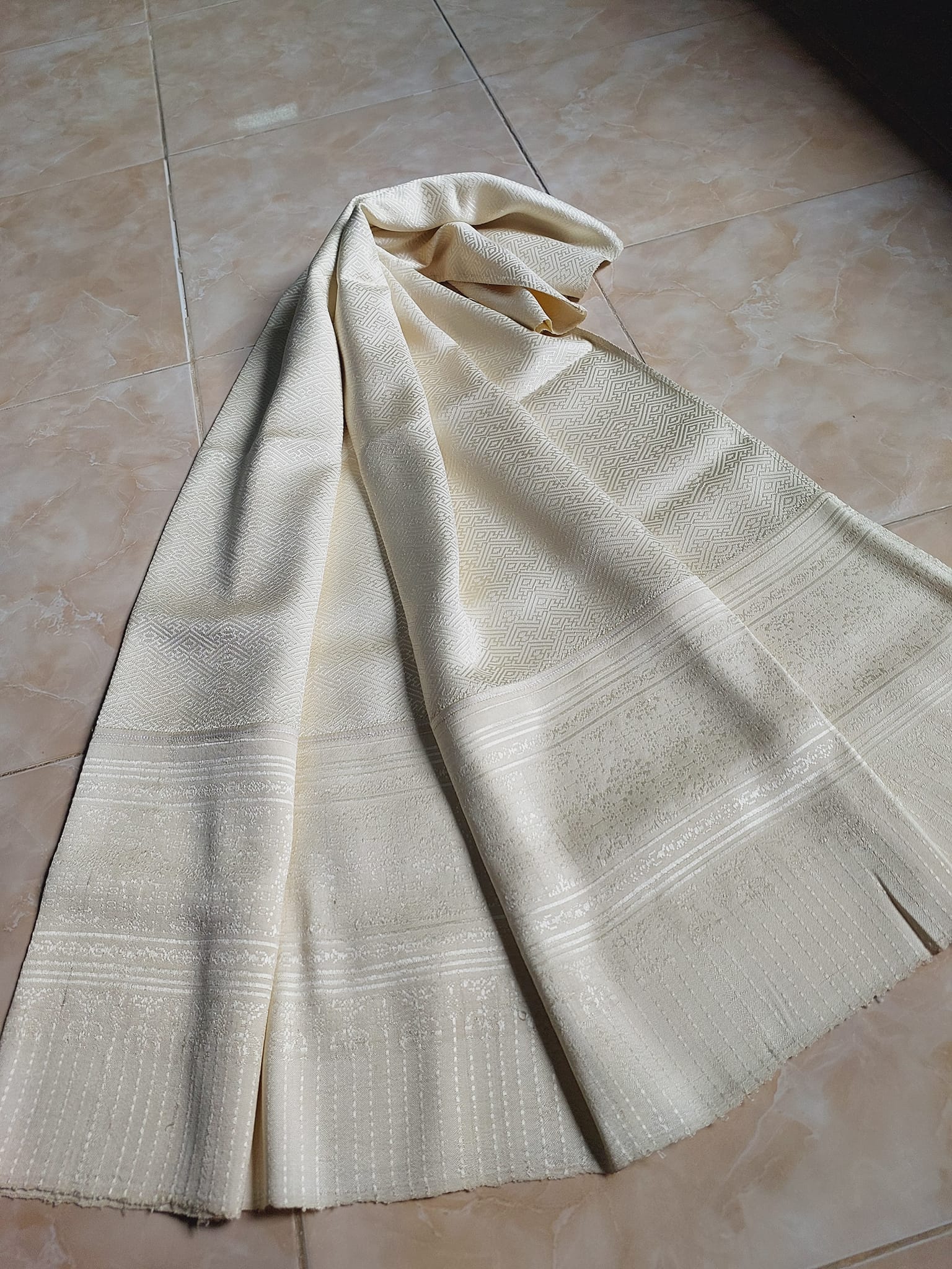 ซิ่นขิด ไหมบ้าน ย้อมสีธรรมชาติ ขนาด1x2เมตร ลายประเเจจีน สีขาวครีม รหัส R4F-73-0519682