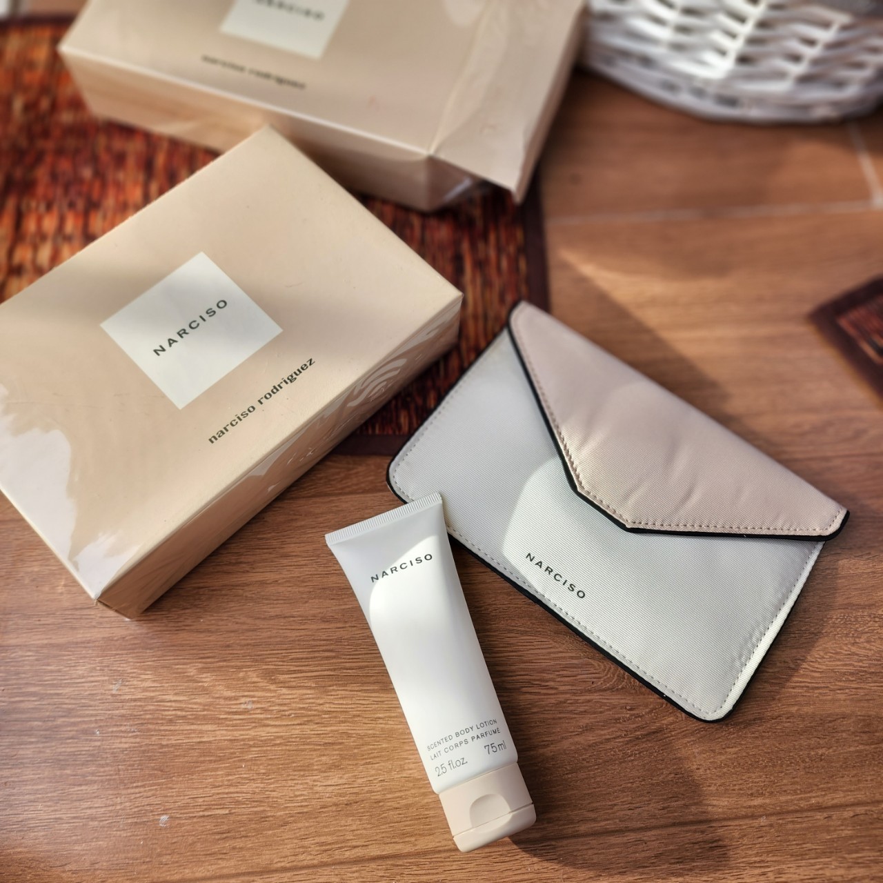 เซ็ต โลชั่นครีมน้ำหอมเข้มข้น Narciso Rodriguez Narciso EDP 2ชิ้น (น้ำหอม และ กระเป๋า)