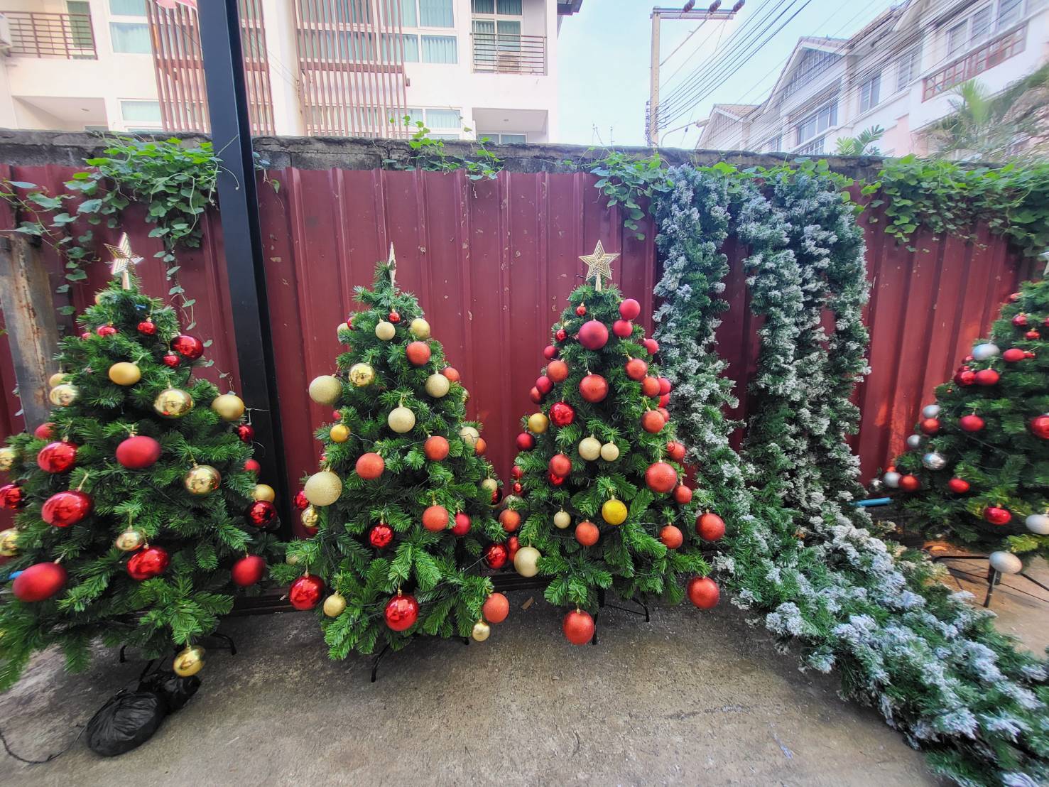 ต้นคริสต์มาสปลอม ตกแต่ง ของประดับหลากหลายสีสัน เพิ่มเติมความสวยงามให้กับการจัดแต่งของคุณ